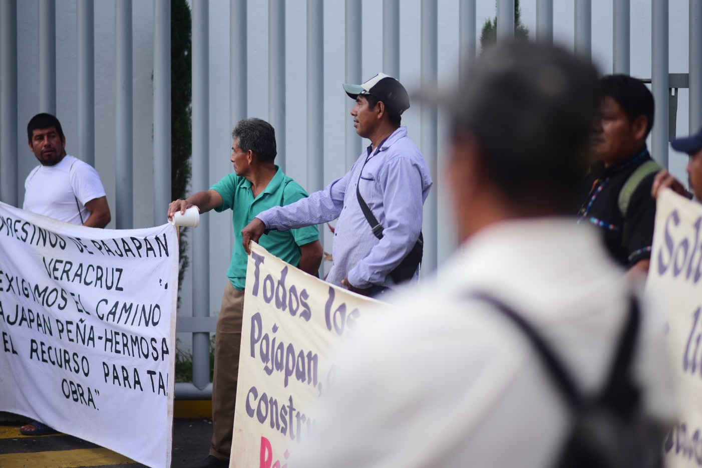 Habitantes de Pajapan protestan en SIOP por carretera a Peña Hermosa