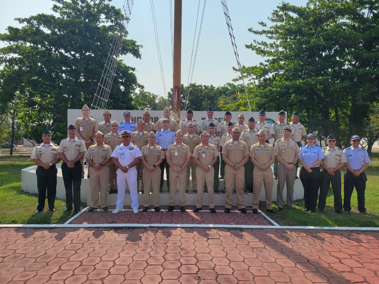 Visitan alumnos de la Escuela Superior de Guerra de Colombia instalaciones de la Primera Región Naval
