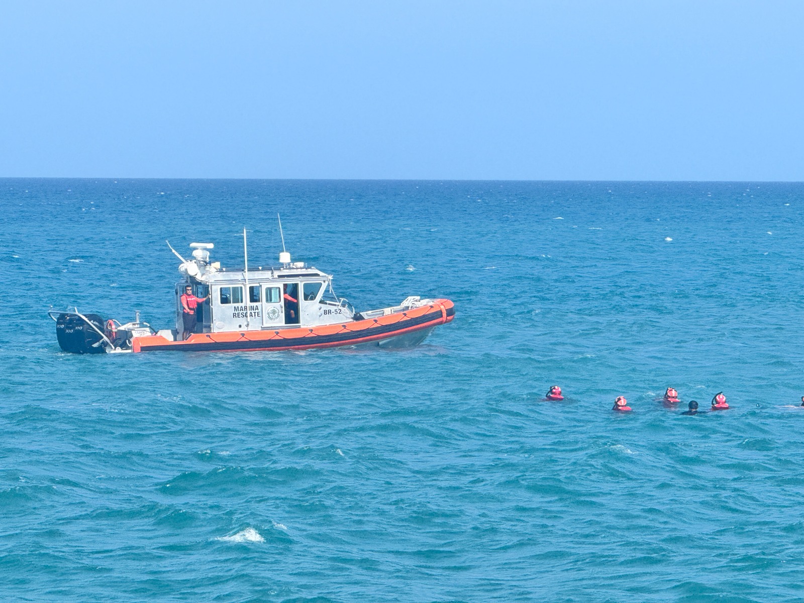Marina fortalece capacidades de búsqueda y rescate con adiestramiento de nadadores de rescate desde helicóptero
