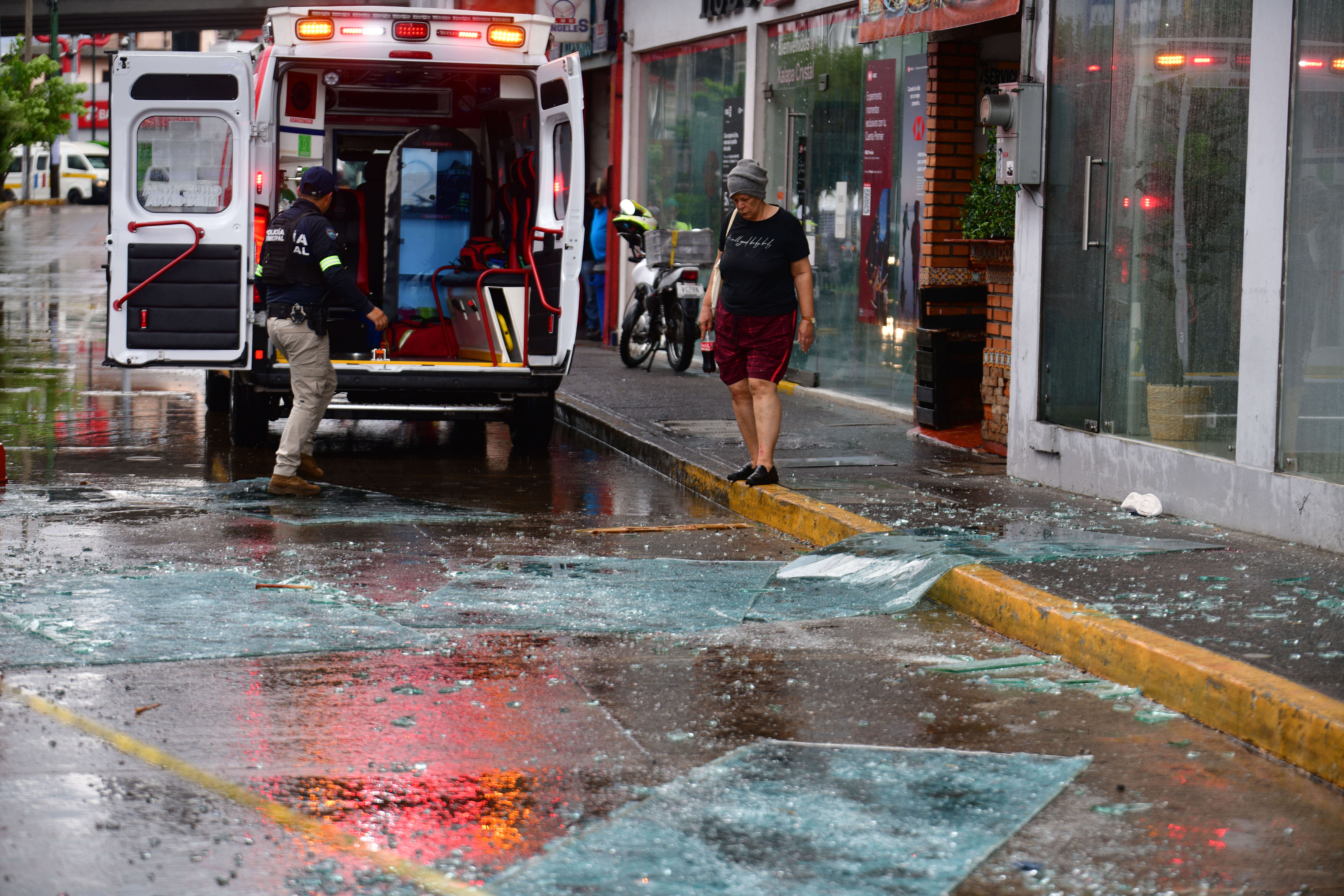 Caen cristales de Plaza Cristal en Xalapa; hay dos mujeres lesionadas