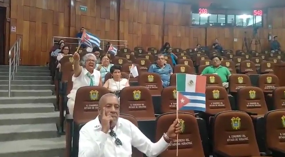 Cubanos irrumpen en Congreso de Veracruz tras crítica del PRI