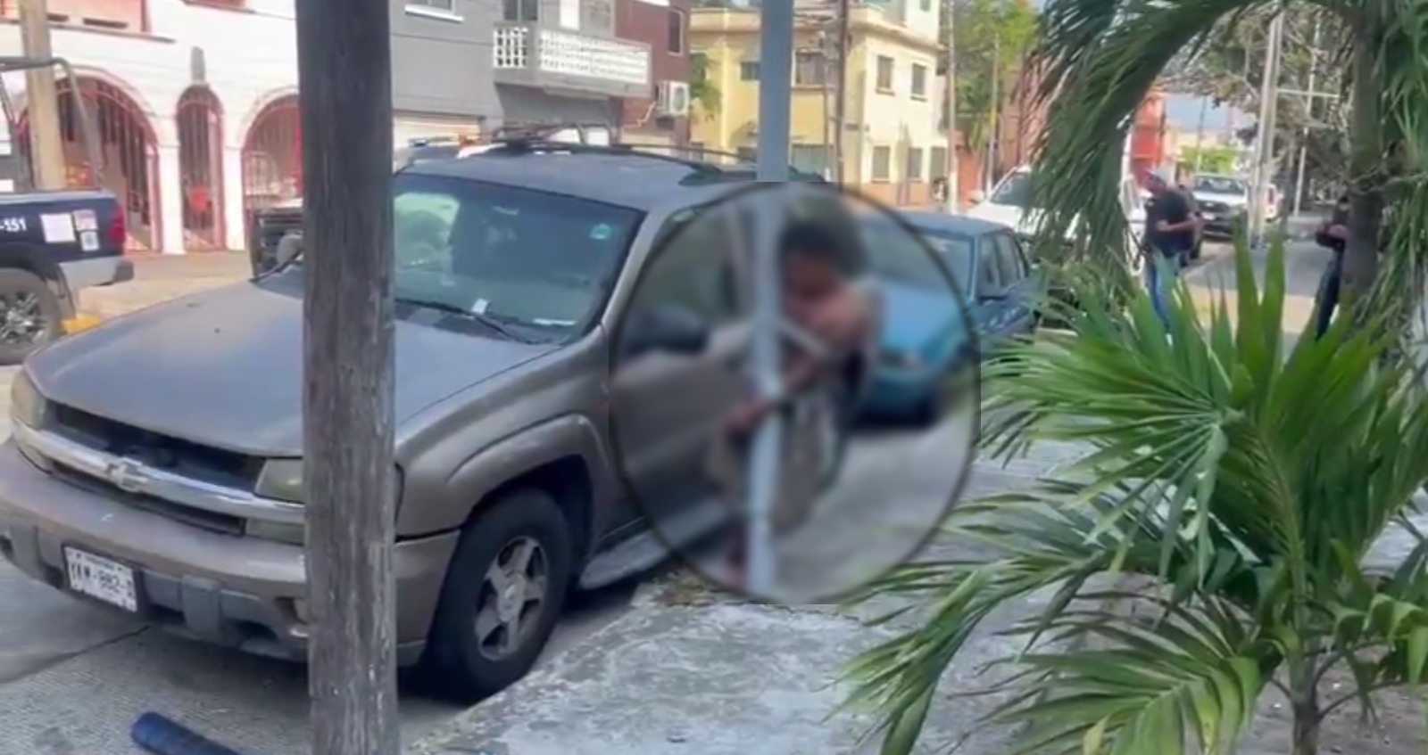 Vecinos amarran a presunto ladrón a un poste en colonia de Veracruz