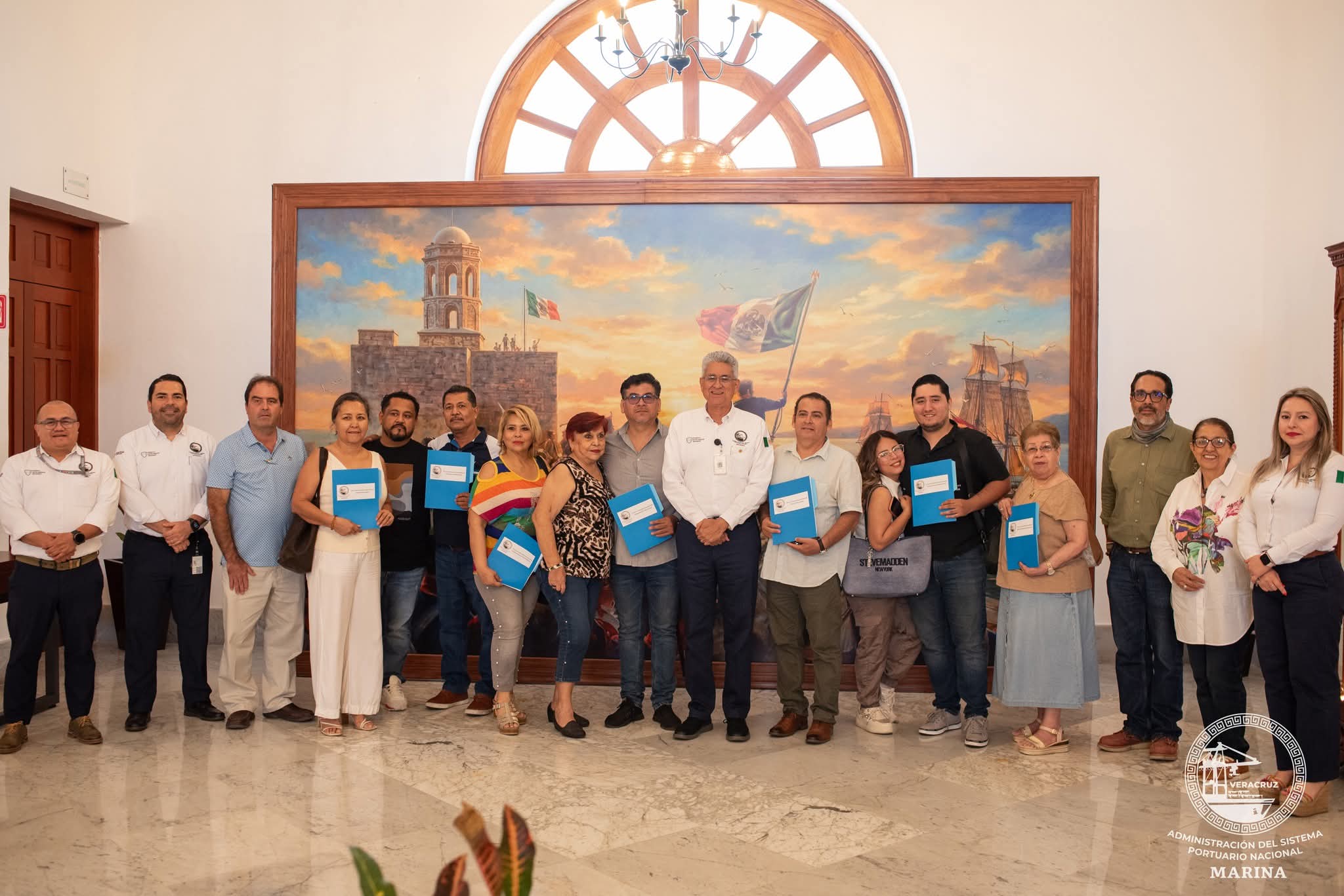Asipona entrega títulos de concesión a artesanos reubicados a la plaza del Heroísmo Veracruzano
