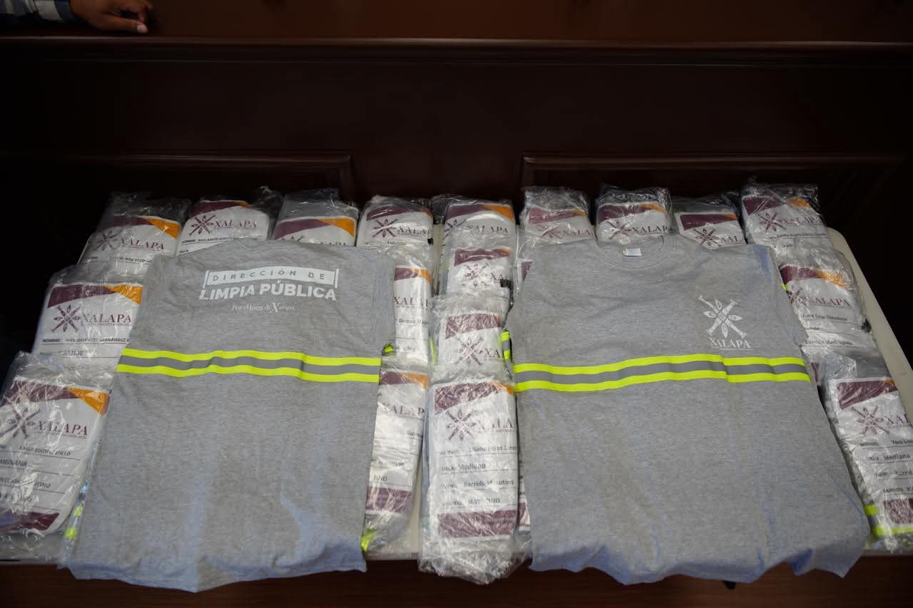 Ayuntamiento de Xalapa entrega uniformes a trabajadoras de Limpia Pública