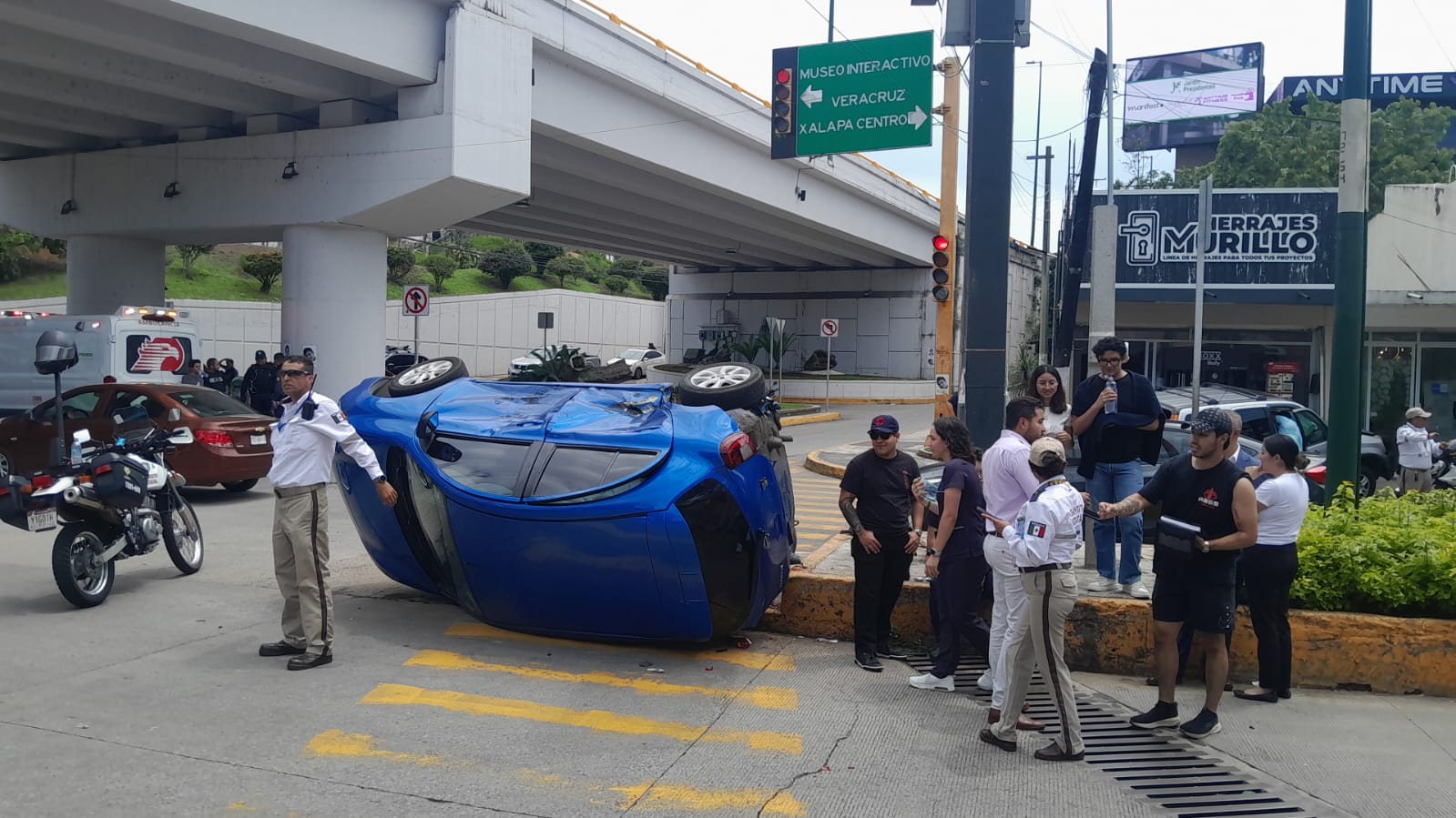 Camioneta provoca volcadura de automóvil en Murillo Vidal; hay tres lesionados
