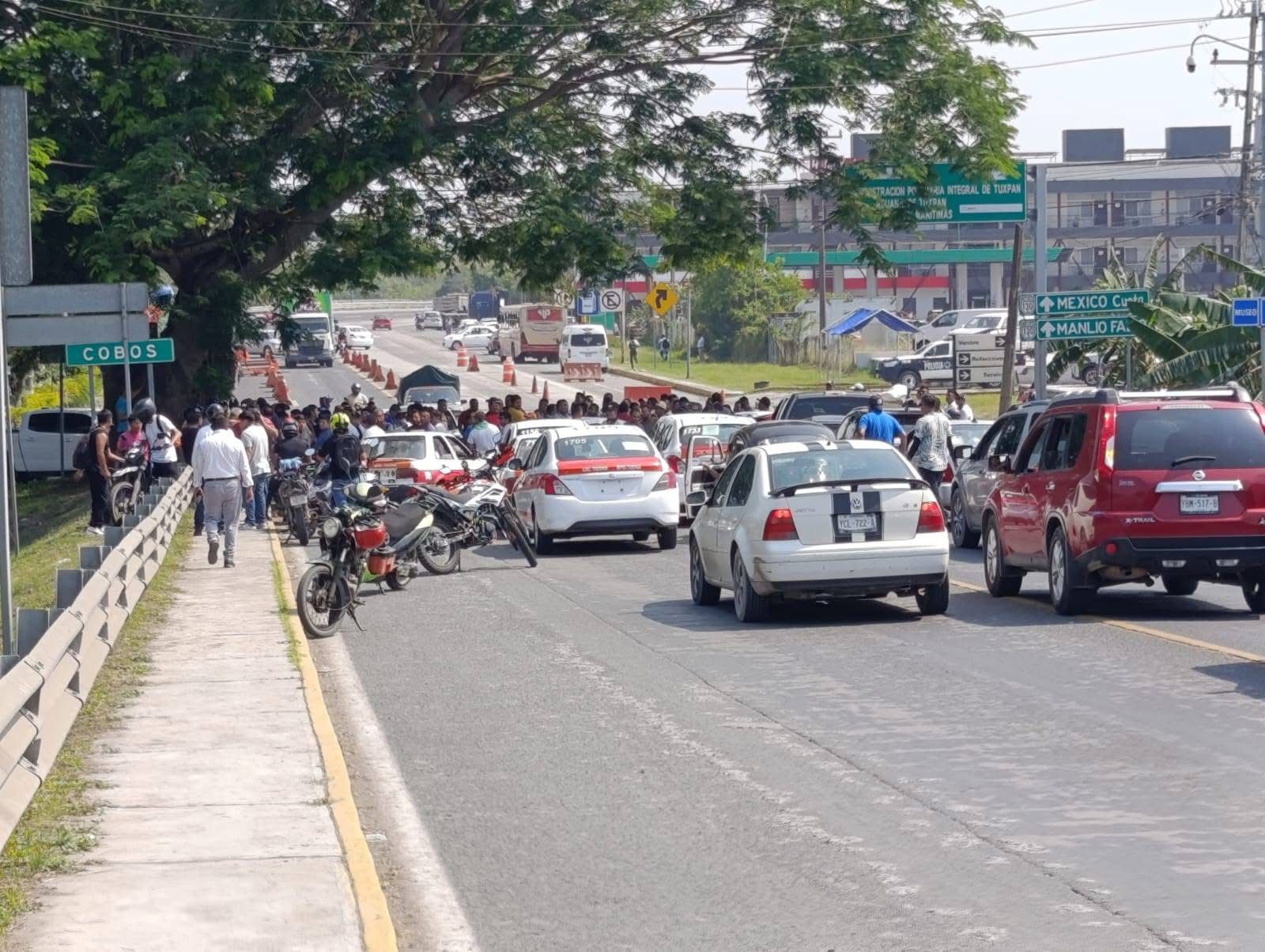 Taxistas bloquean puente Tuxpan; exigen frenar operativos