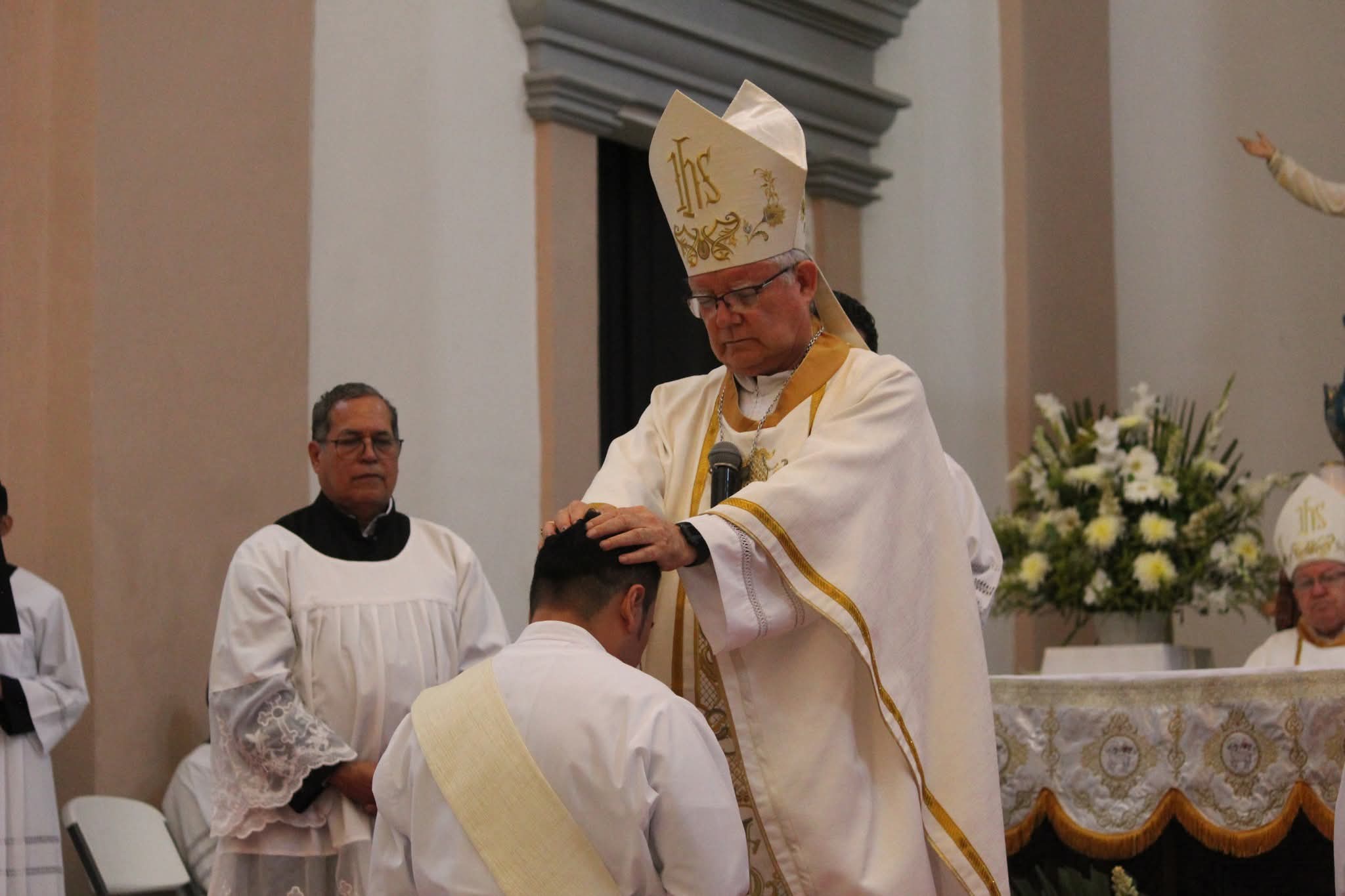 Ordena el obispo de la diócesis de Veracruz a dos nuevos sacerdotes
