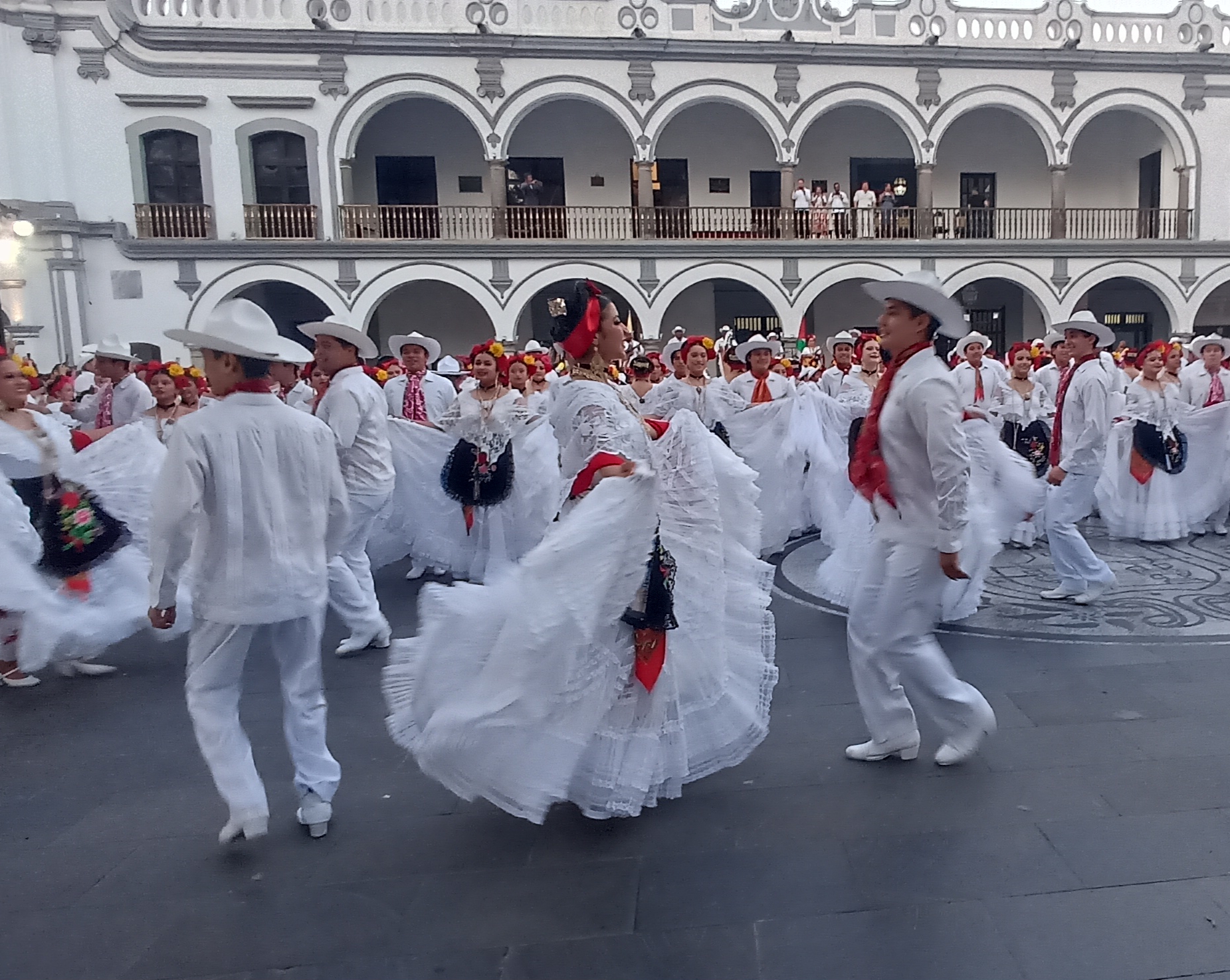 Con una jarochada en el zócalo de Veracruz clausuran la FILU 2026 en la zona conurbada
