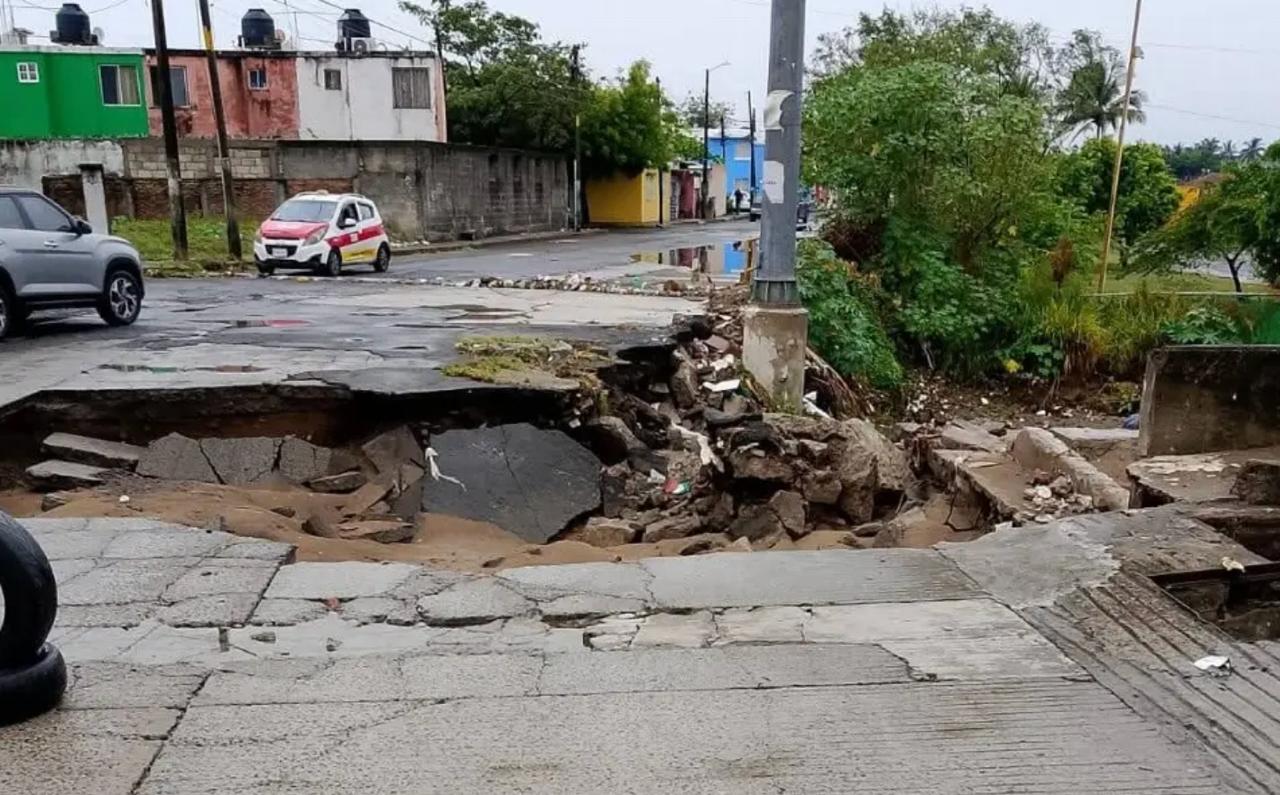 Se forma socavón que abarca media calle en Río Medio II, Veracruz