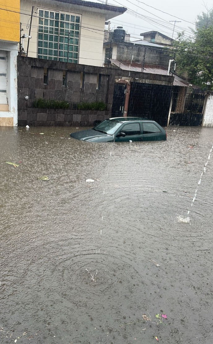 Lluvia en Xalapa afectan viviendas, comercios y vialidades