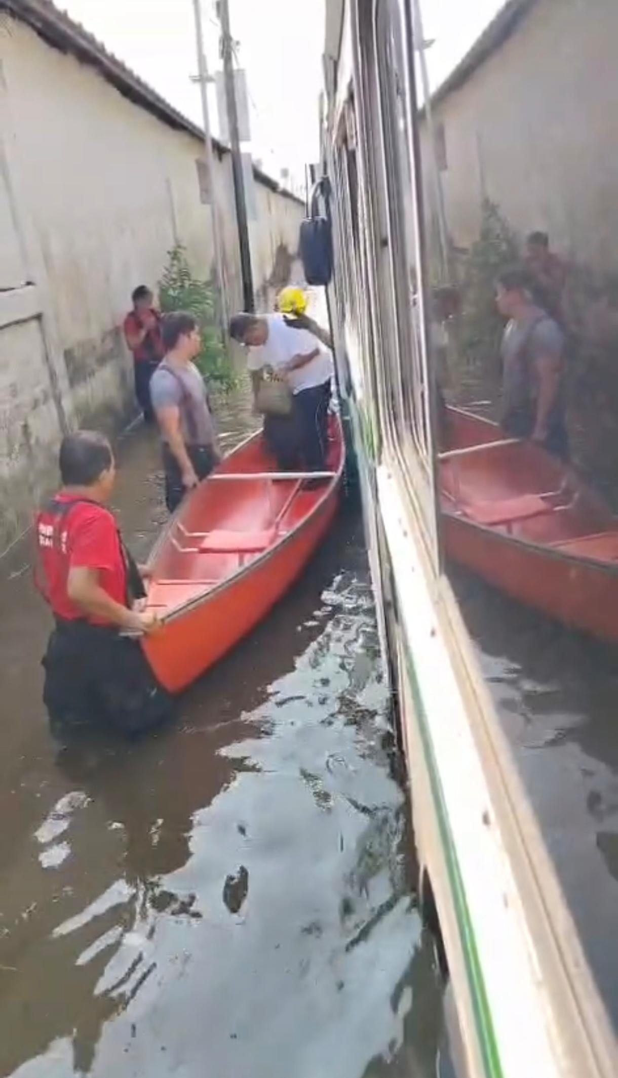 Rescatan a 23 pasajeros de autobús varado por inundación en Veracruz