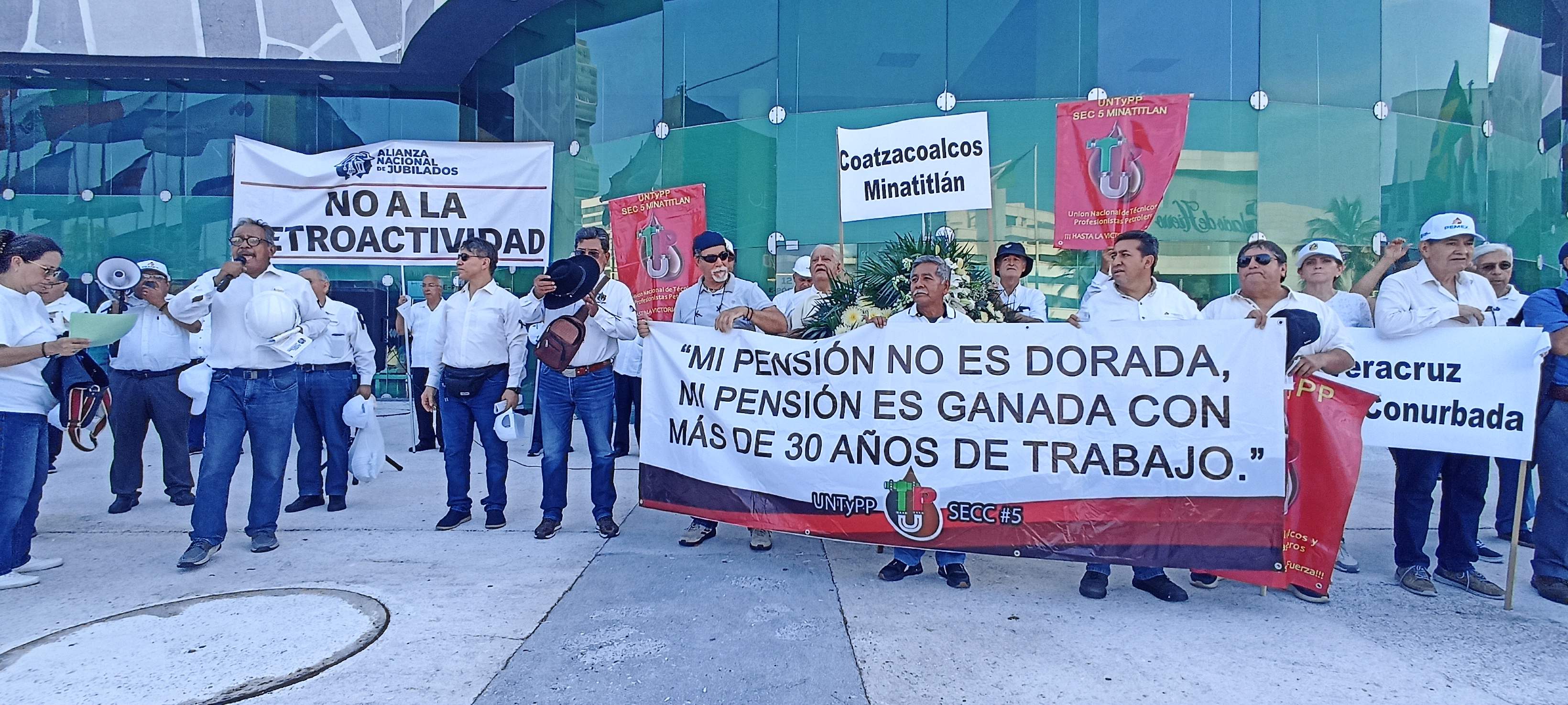 Jubilados de Pemex y CFE protestan en Boca del Río por recorte a pensiones