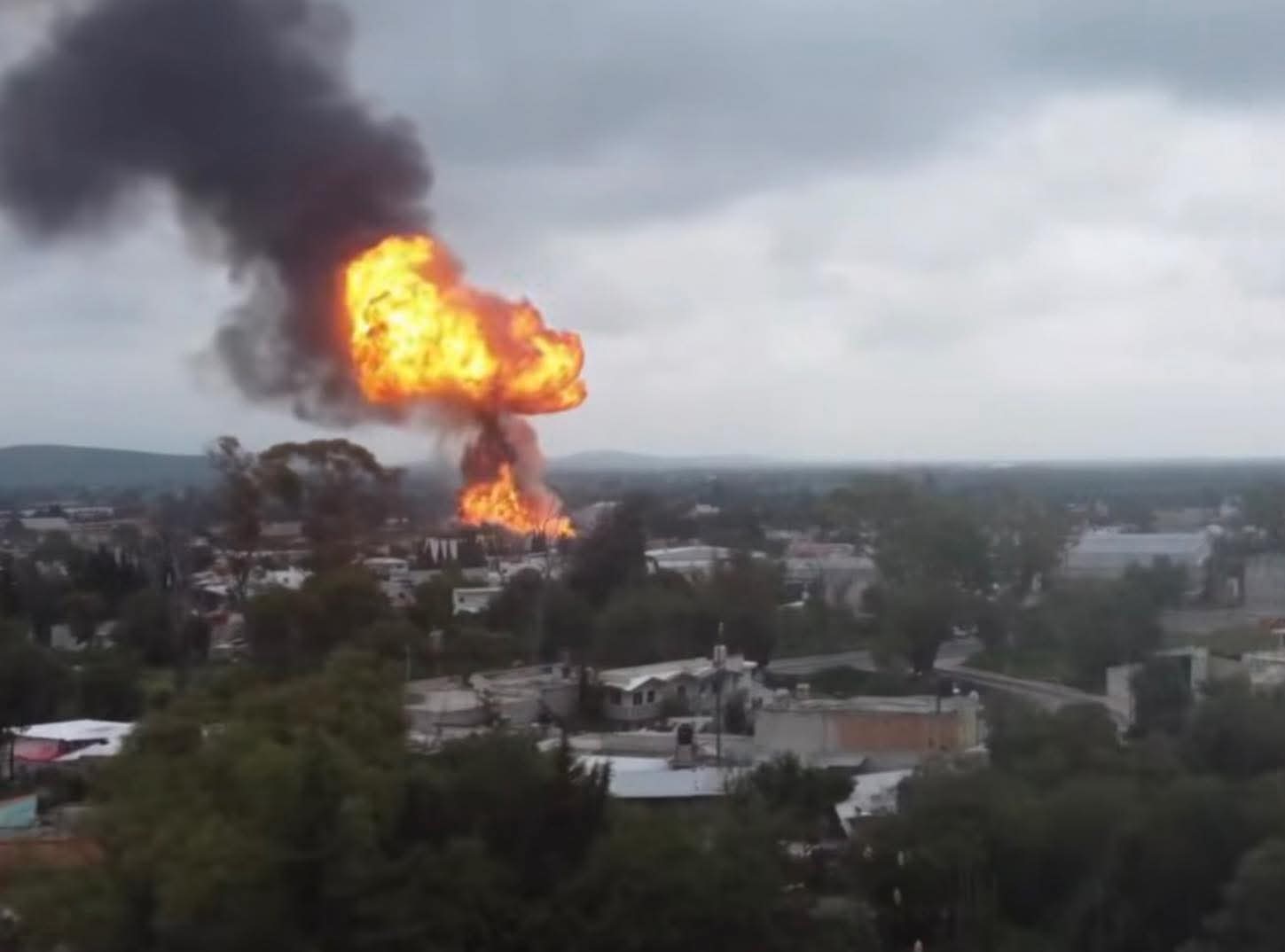 Explotan cuatro pipas y evacúan a 2 mil personas en Tepeaca, Puebla