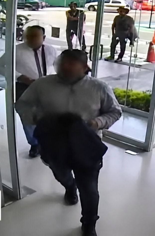Asaltan a cuentahabiente dentro de sucursal BBVA en Plaza Valle de Orizaba