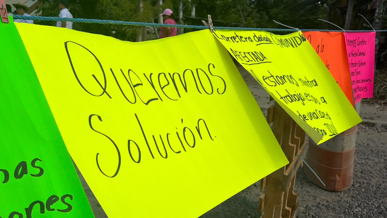 Habitantes de Coatzintla exigen reparación de carretera y atención a la contaminación