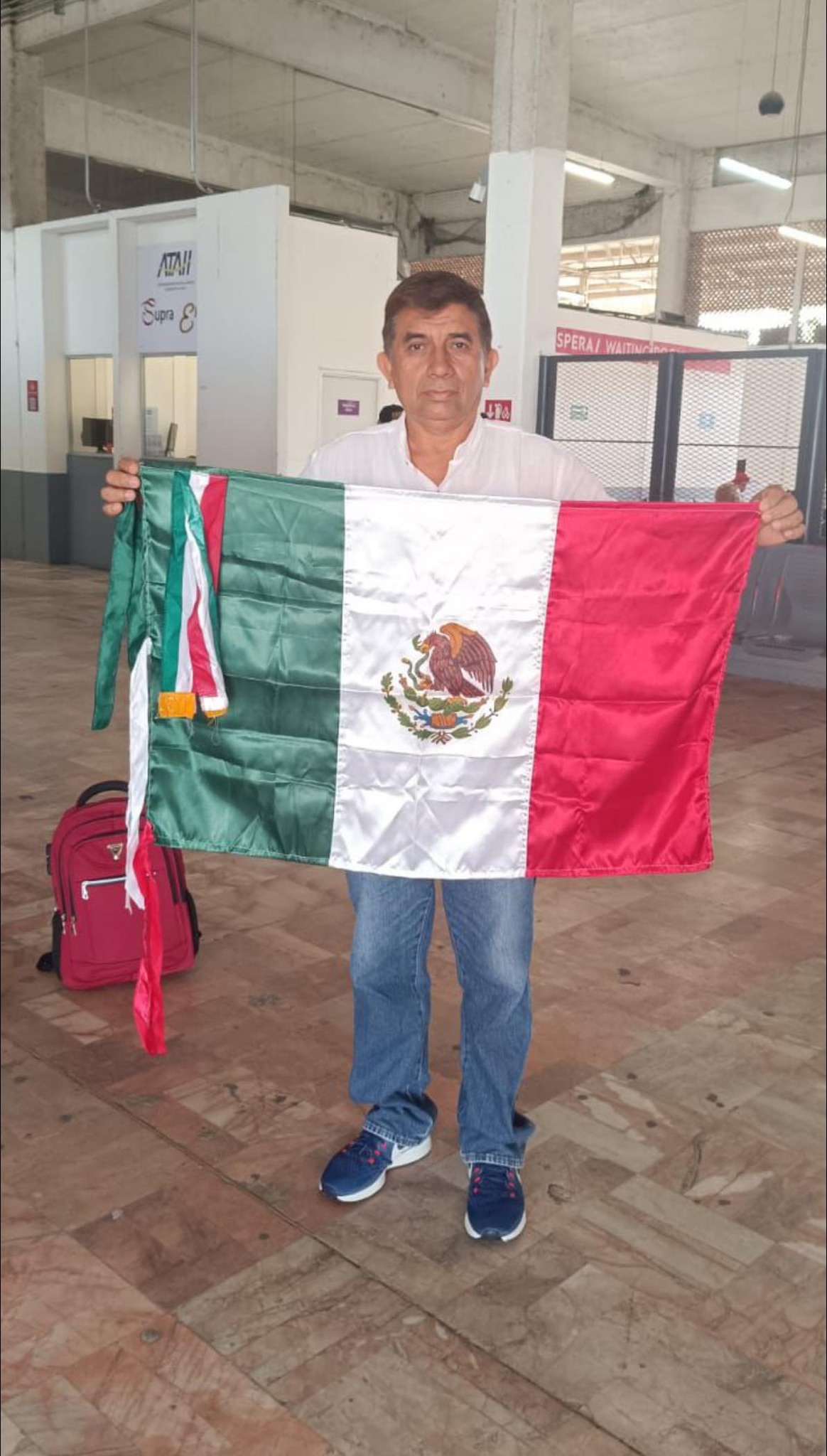 Poeta de Papantla viaja a Italia para recibir premio internacional