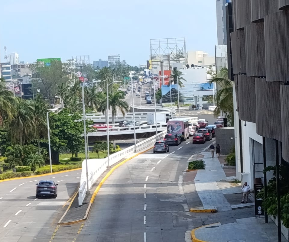 Reanudan la circulación en carril lateral del distribuidor vial de plaza Américas tras reparar hundimiento