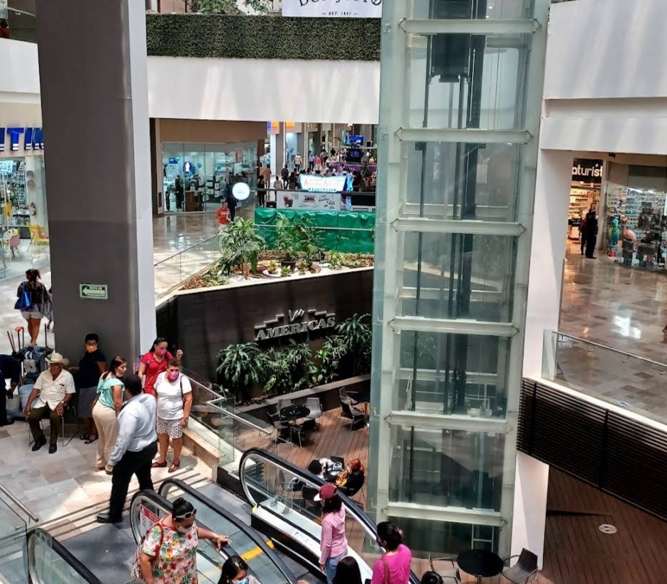 Desesperada madre pide ayuda para su hija lesionada por caída en plaza Las Américas de Boca del Río
