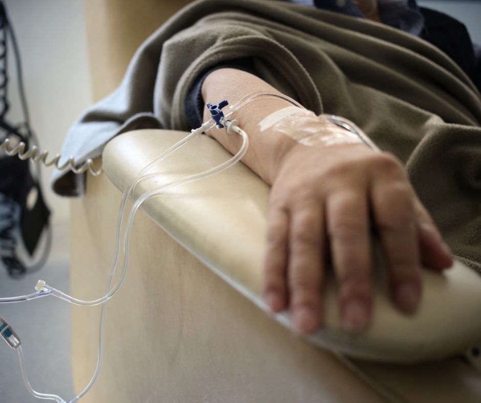 Niña con leucemia espera quimioterapia; familia no puede pagar traslado a Xalapa