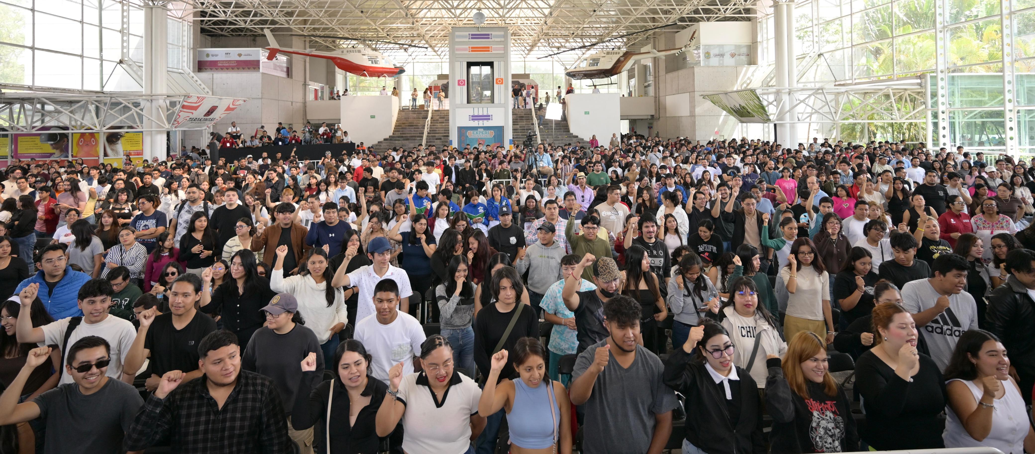 Jóvenes denuncian retraso de pagos en programa federal en Xalapa