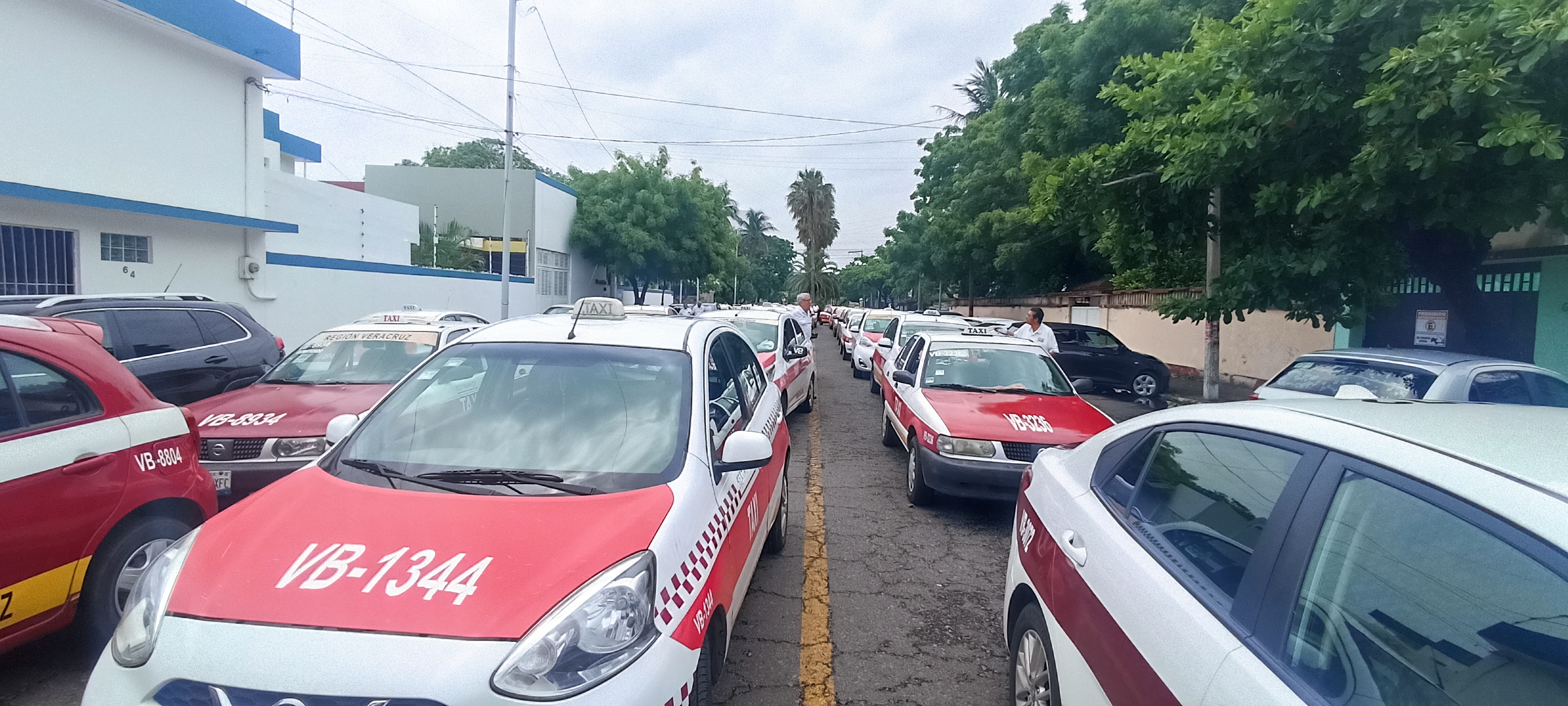 Taxistas exigen operativos diarios contra taxis irregulares