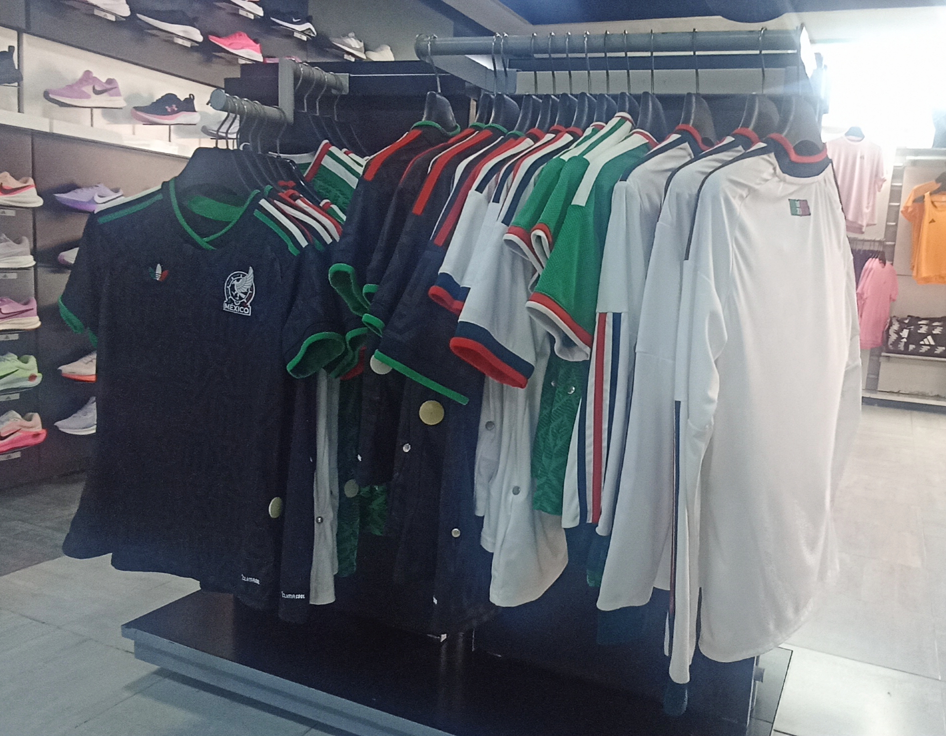 Desde 130 hasta 2 mil 400 pesos: así cuestan las playeras de México en Veracruz