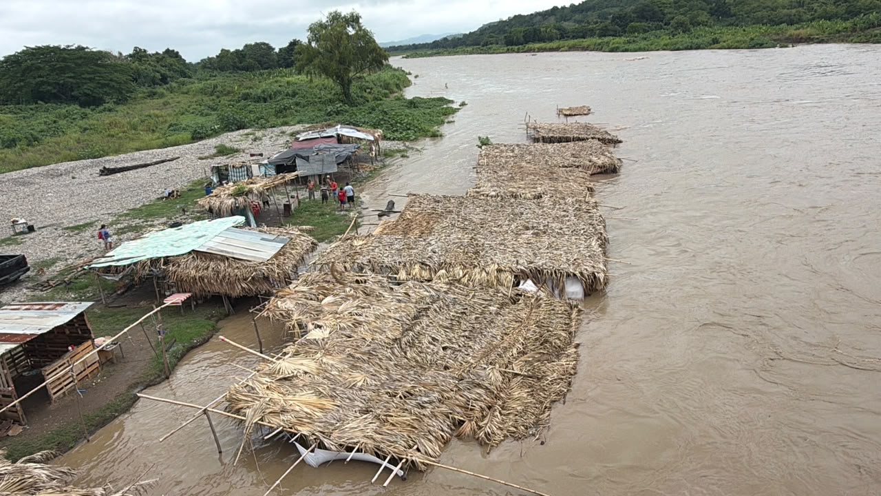 Río Cazones crece y amenaza palapas tras inundaciones de 2025