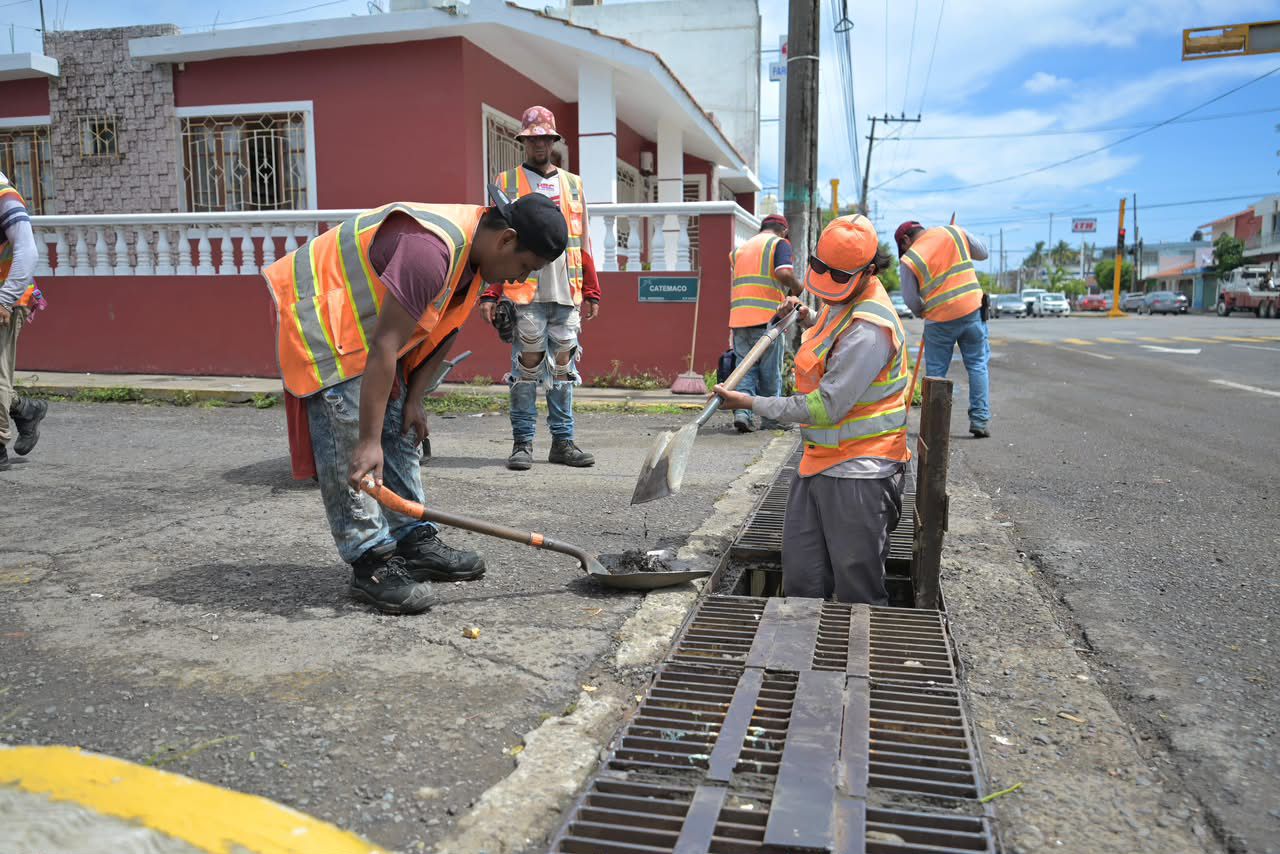 Limpieza preventiva de canales agiliza el desfogue de agua pluvial tras intensas lluvias en Veracruz