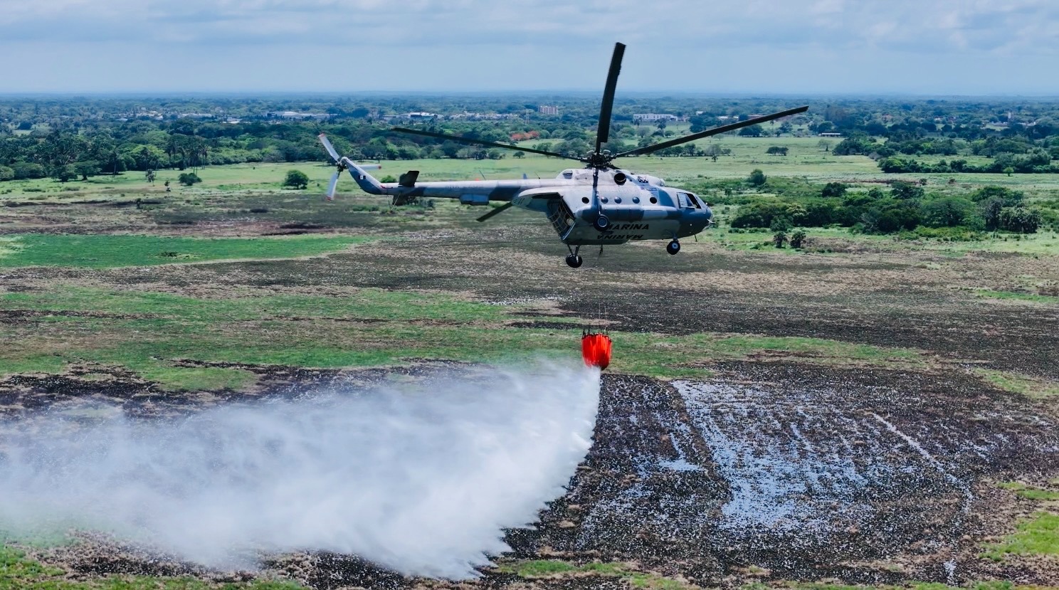 Realizan prácticas aéreas de combate a incendios con helicóptero MI-17 en Veracruz