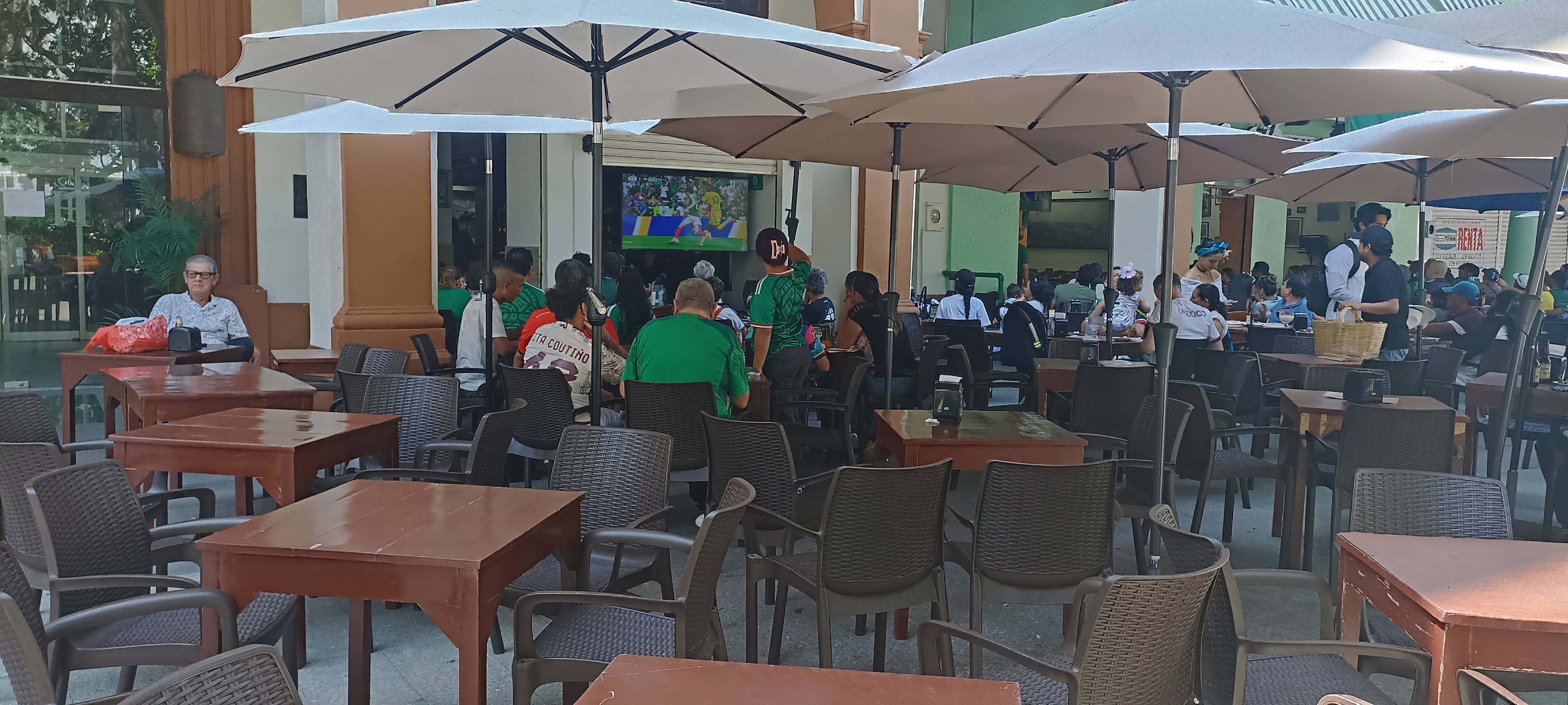 Registran regular afluencia Los Portales de Lerdo de Veracruz en el debut de México en el Mundial