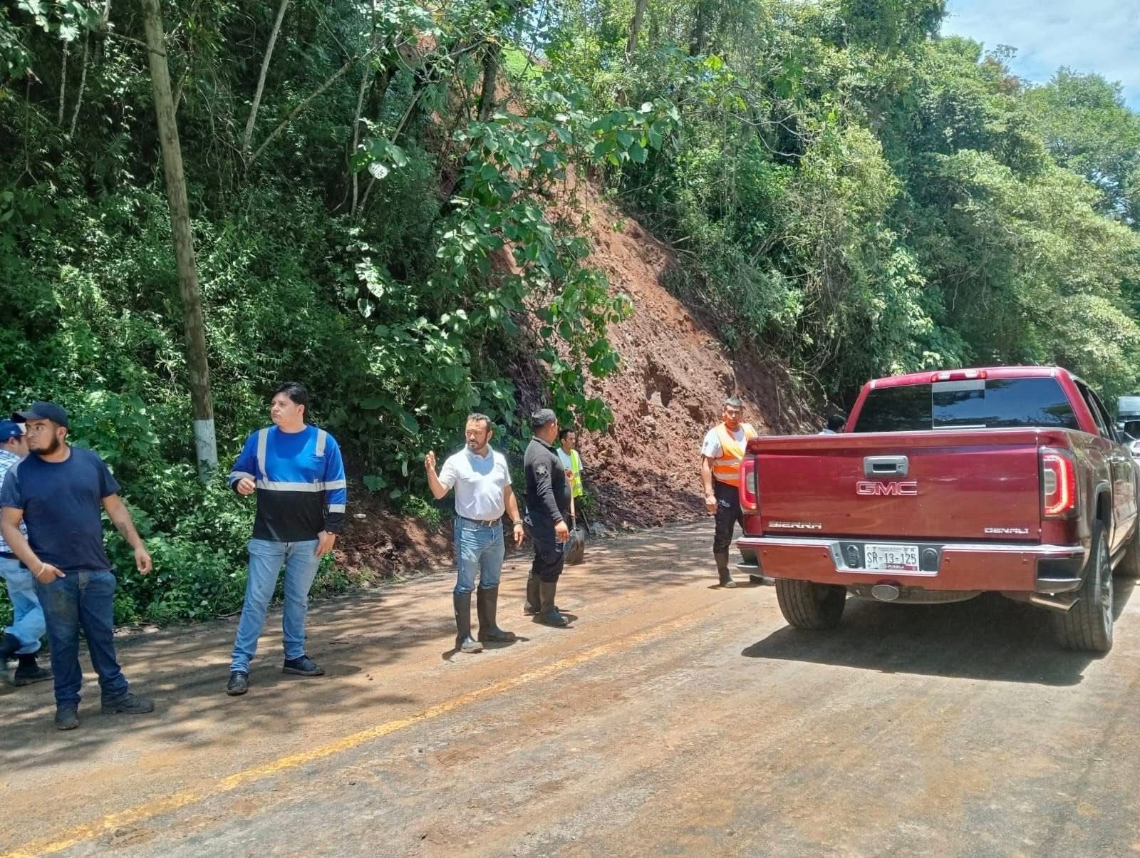 Carretera Naolinco-Xalapa reabre tras derrumbe y 18 horas de trabajos