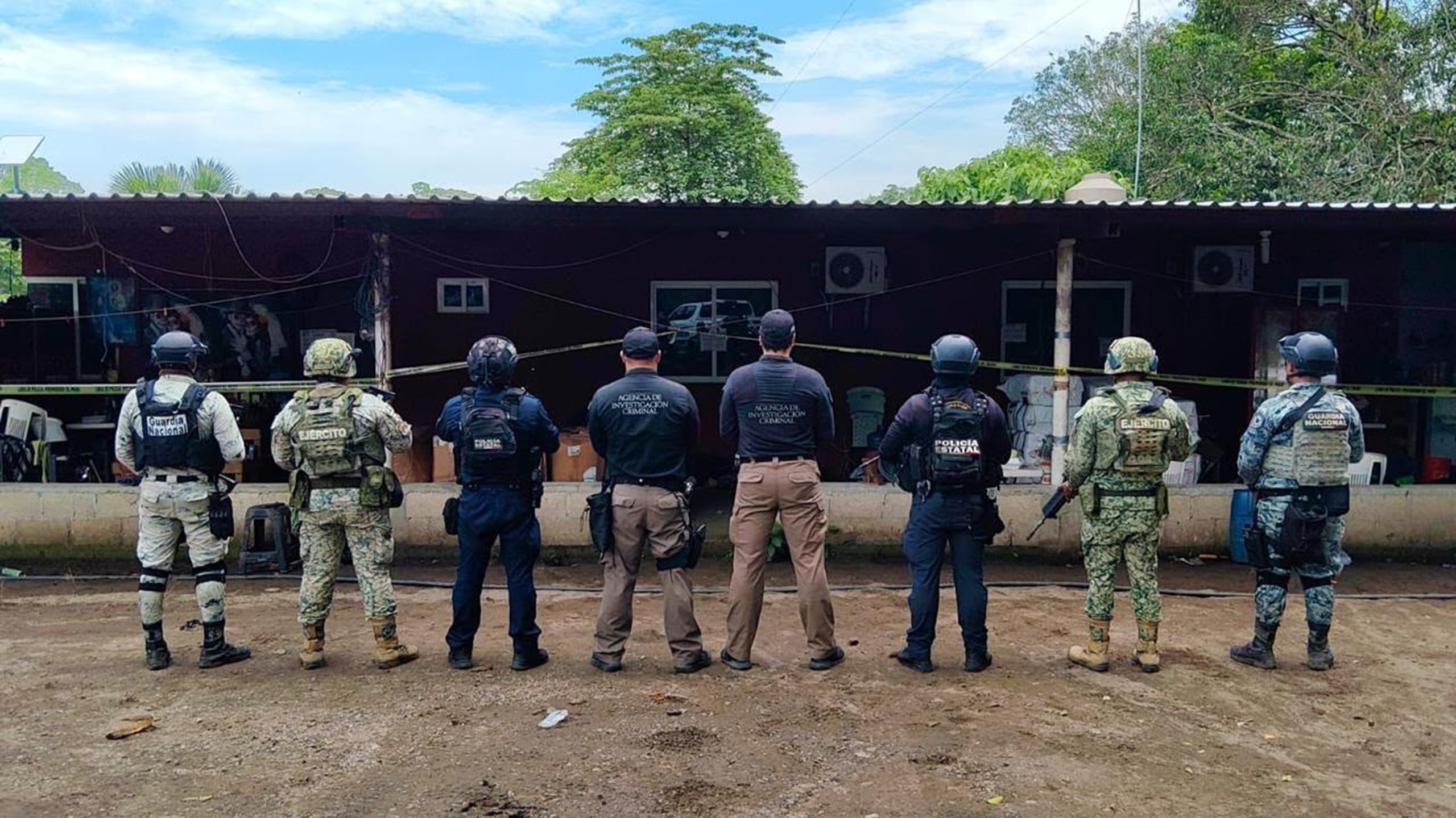 Aseguran 108 armas, granadas y droga en Tierra Blanca