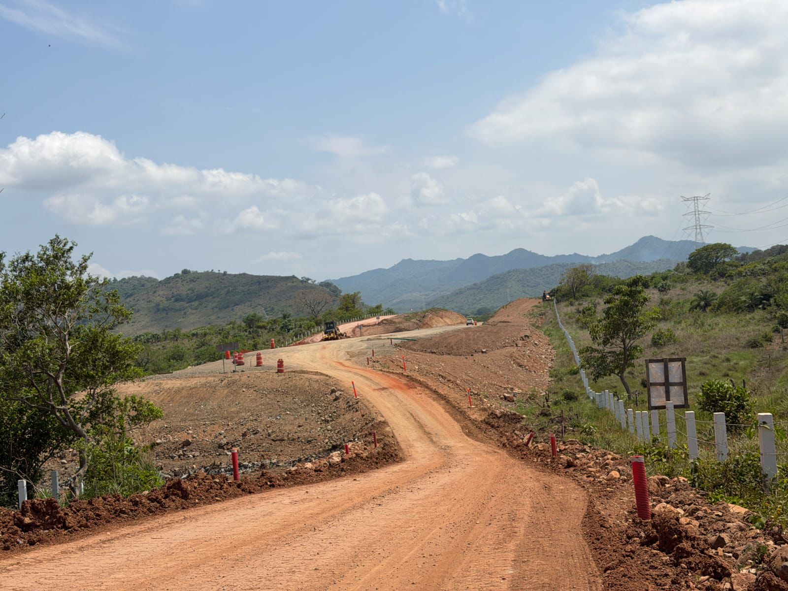 Avance del 33% registra la construcción del tramo carretero Laguna Verde-La Mancha