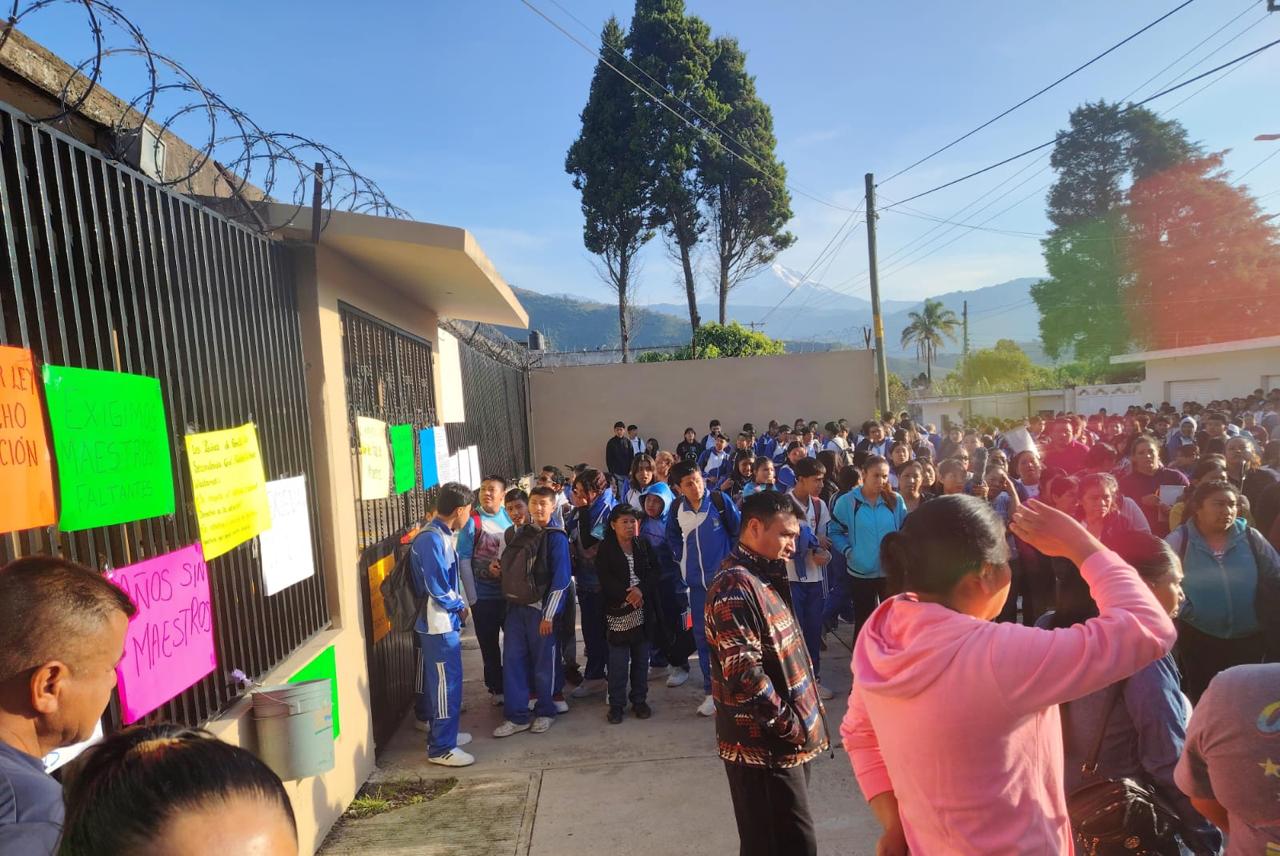 Falta de maestros en Maltrata provoca protesta y cierre de secundaria