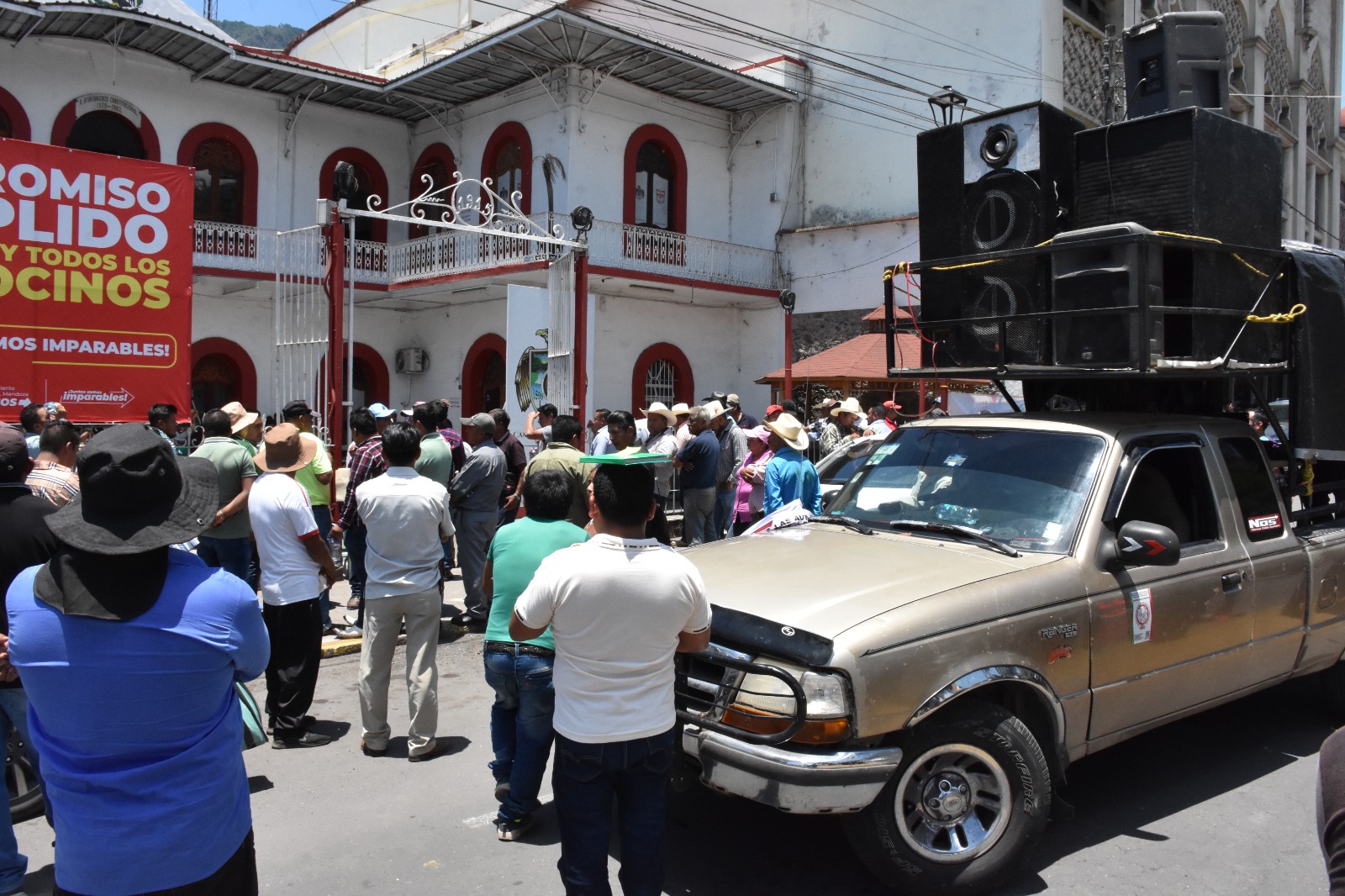 Protesta bloquea el centro de Ciudad Mendoza, exigen audiencia con el alcalde