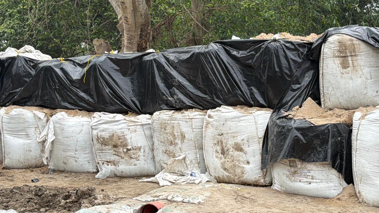 Construyen barricada con costaleras para reducir riesgo en río Cazones