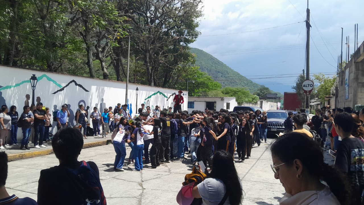 Batucada termina en la calle tras veto en secundaria de Mendoza