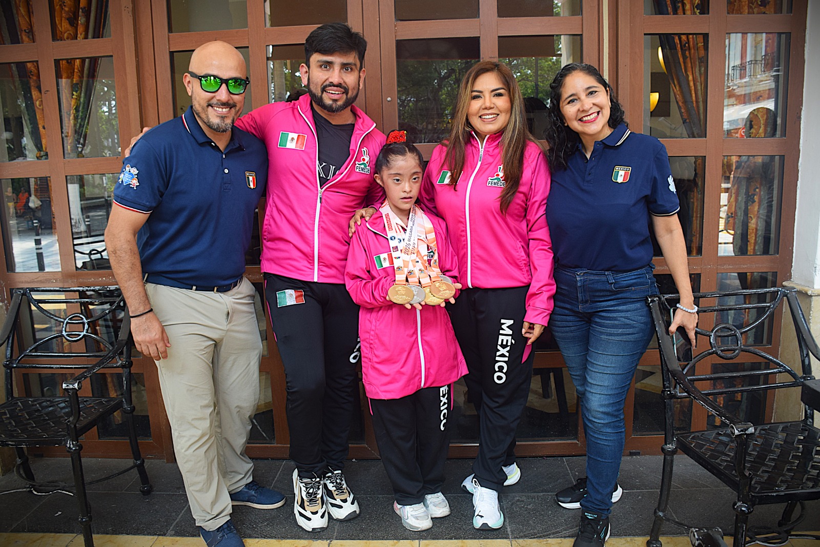 Muestra la niña Zoé López Vidaña las medallas ganadas en el mundial de gimnasia rítmica celebrado en Bulgaria
