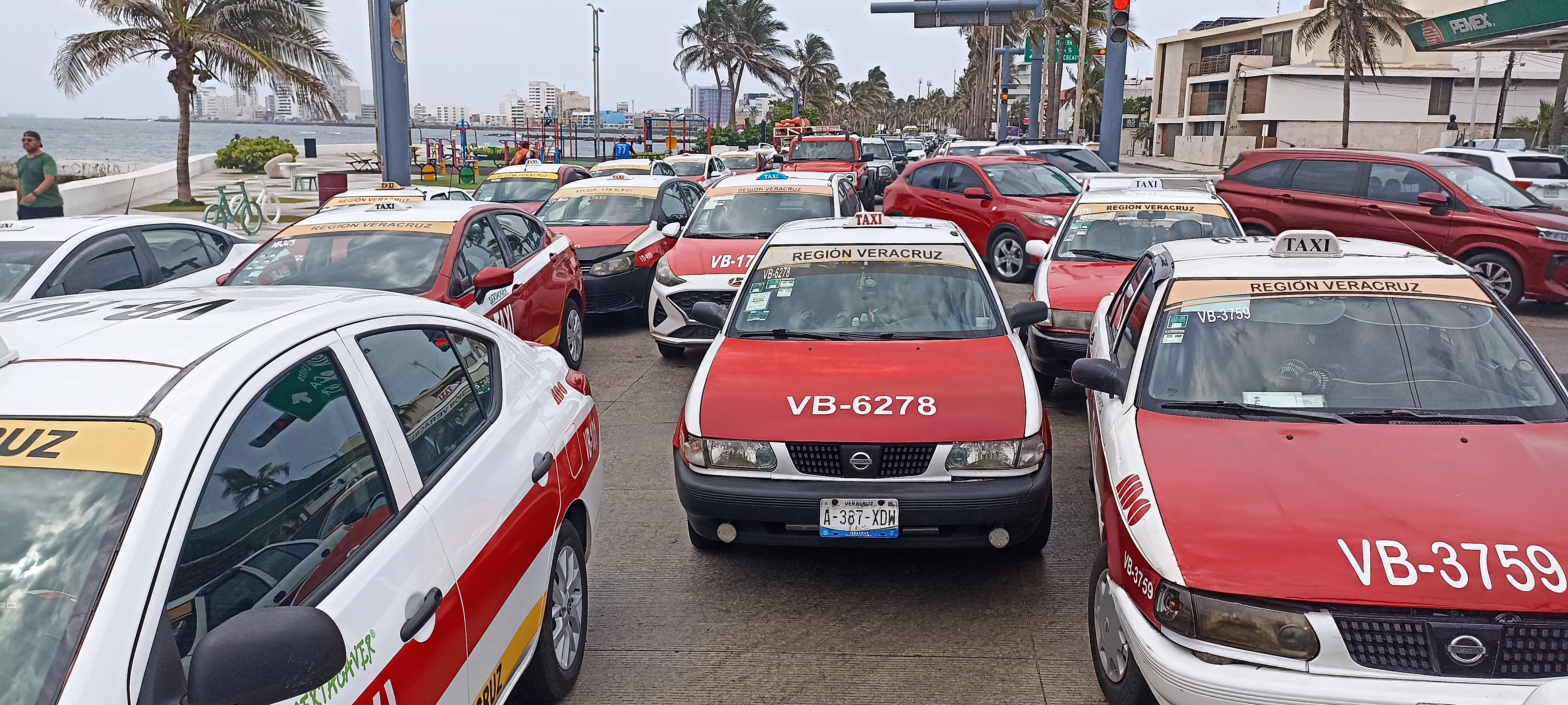 Taxistas de Veracruz denuncian dos años sin poder emplacar unidades