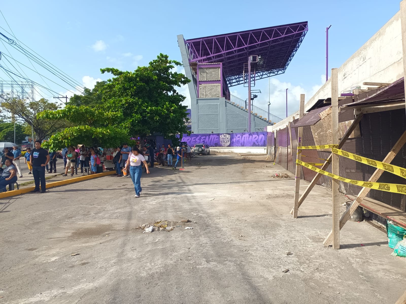 Retiran materiales, tierra y estructuras de acero en la Unidad Deportiva Hugo Sánchez de Boca del Río