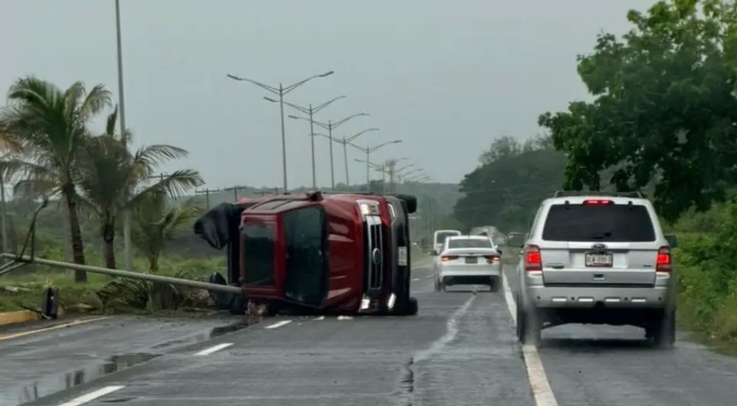 Vuelca camioneta en Riviera Veracruzana; bloquea carriles