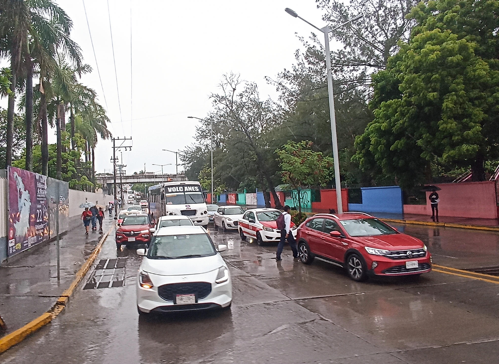 Resultan con daños cinco autos al quedar varados en anegamientos en Veracruz puerto