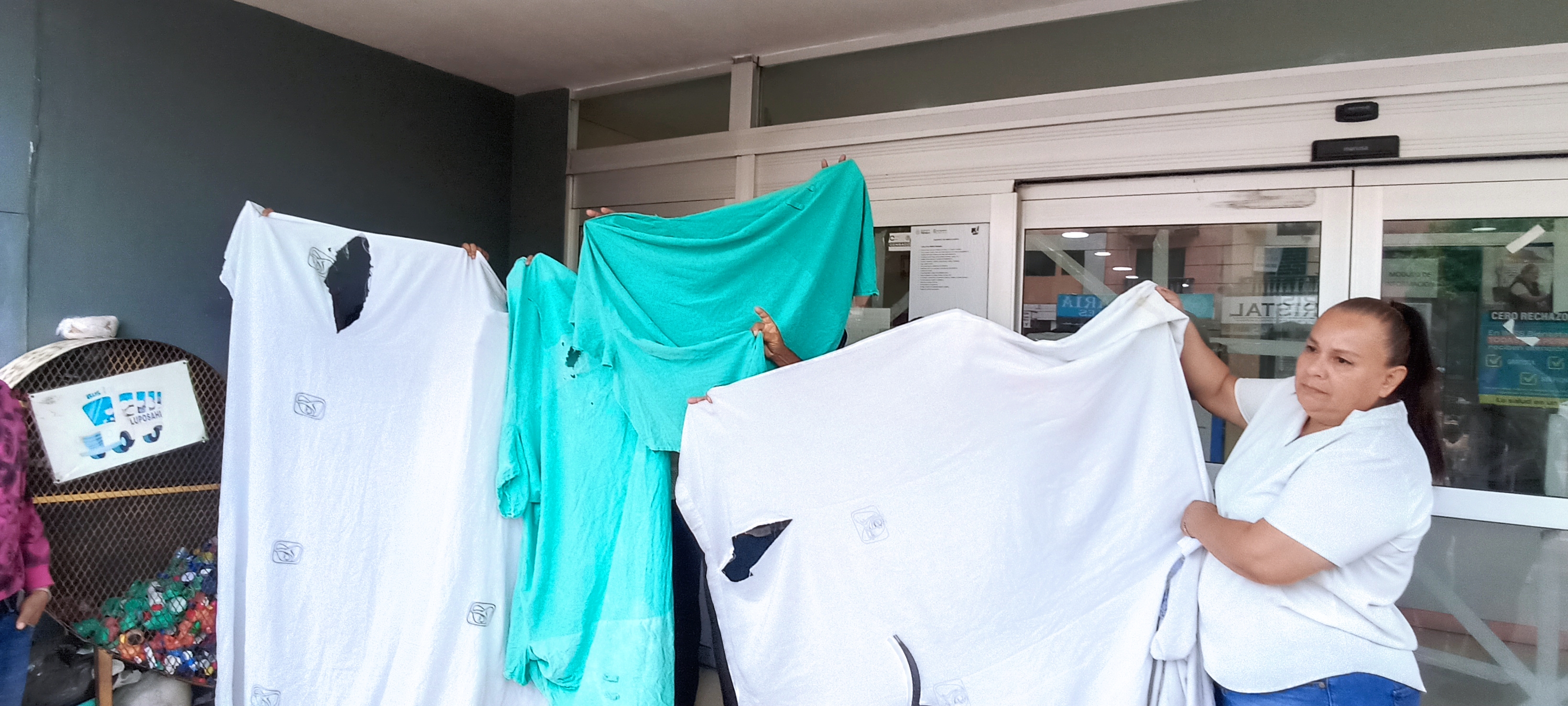 Denuncian entrega de batas y sábanas podridas del IMSS Bienestar a la Torre Pediátrica de Veracruz