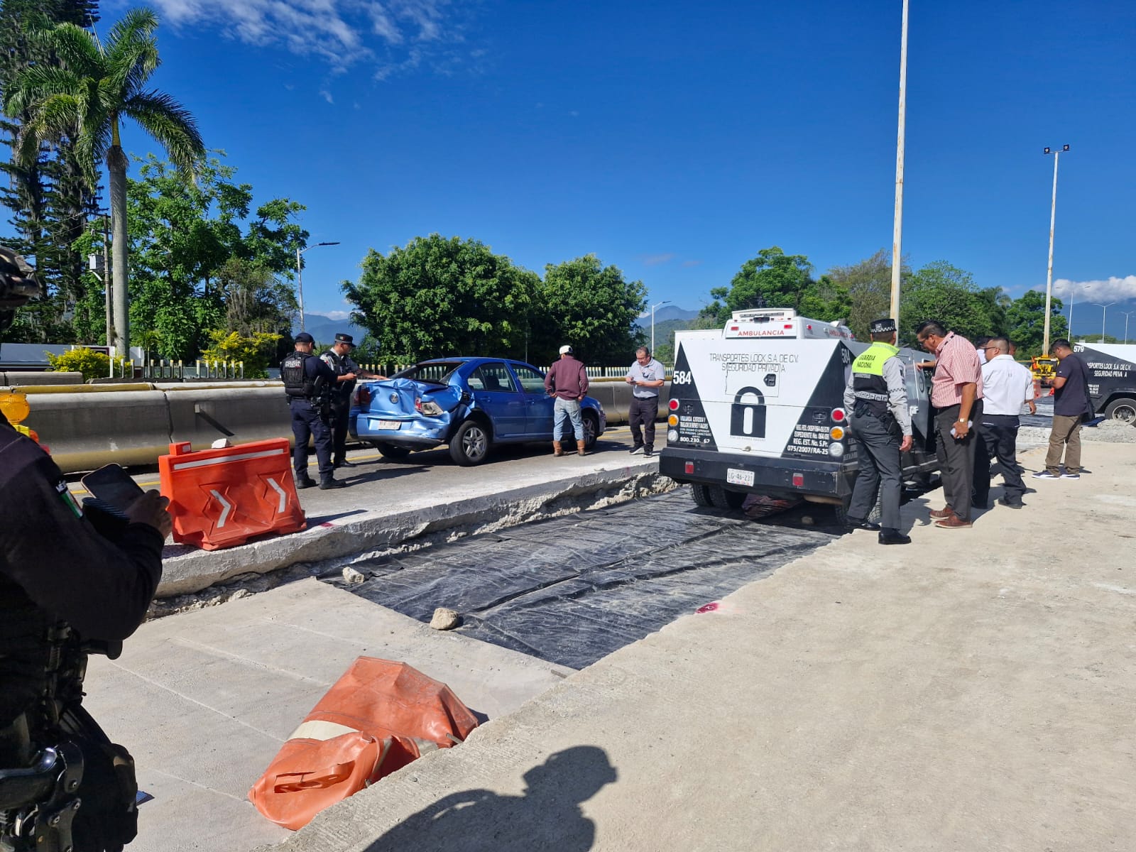 Camioneta de valores cae en zanja tras choque en autopista Córdoba-Orizaba