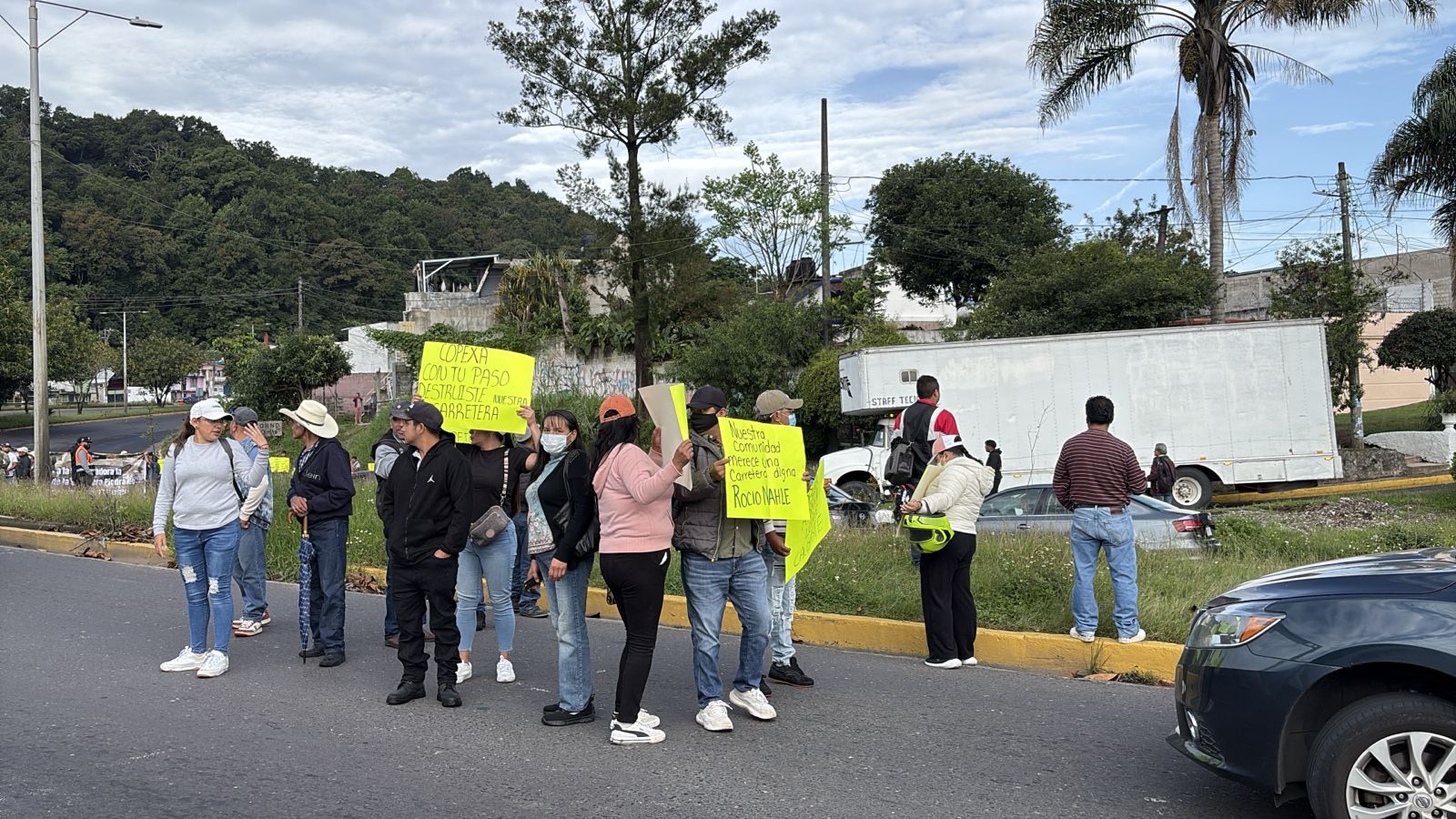 Bloquean Xalapa-Banderilla por carretera dañada