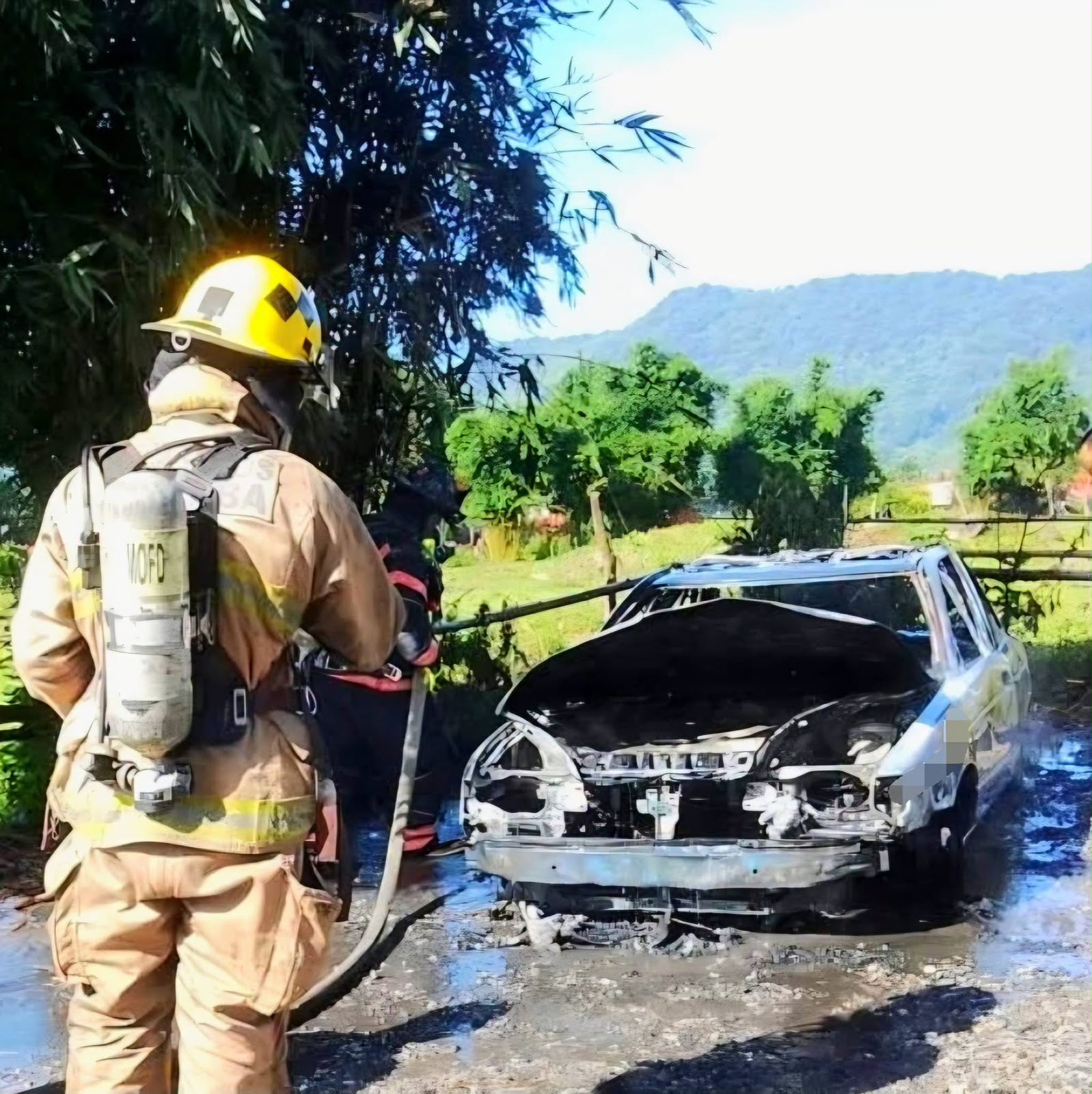 Patrulla de Tránsito se incendia en el interior de la delegación de Mariano Escobedo