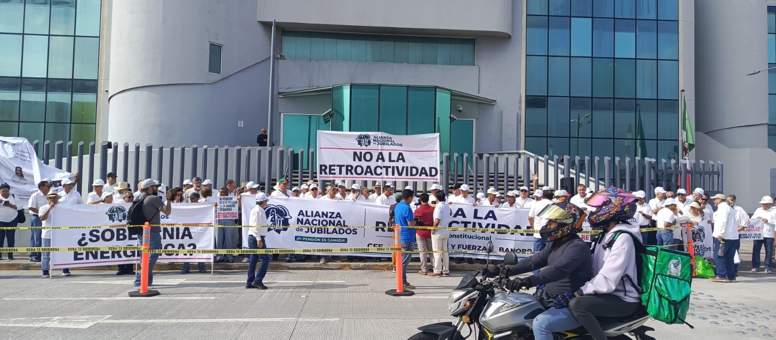 Jubilados de Pemex y CFE se manifiestan en contra de la retroactividad que afecta a sus pensiones