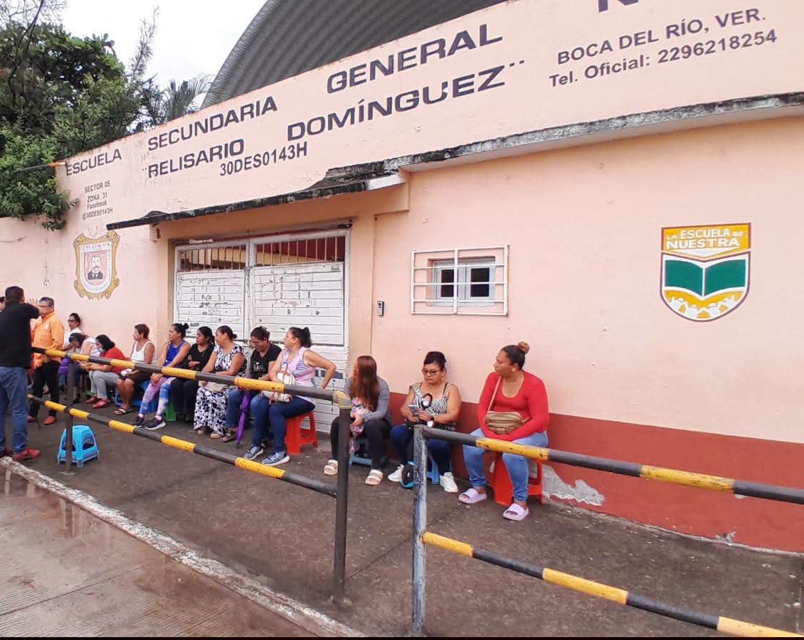 Toman padres de familia secundaria de Boca del Río; demandan destitución de directora