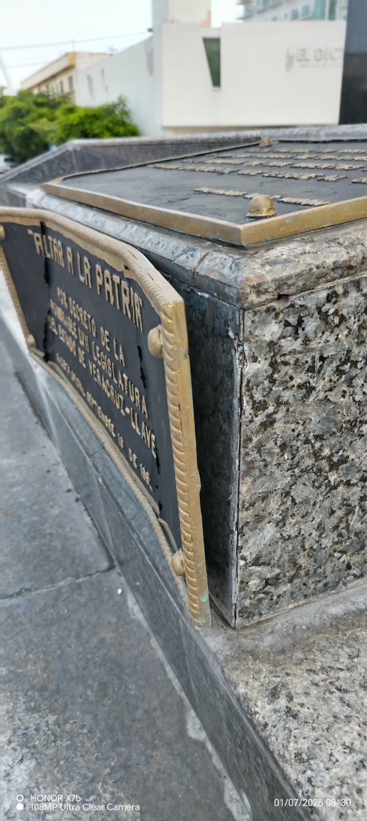 Intentan robarse placa de bronce del Obelisco a los Héroes Caídos de 1914 en Veracruz puerto