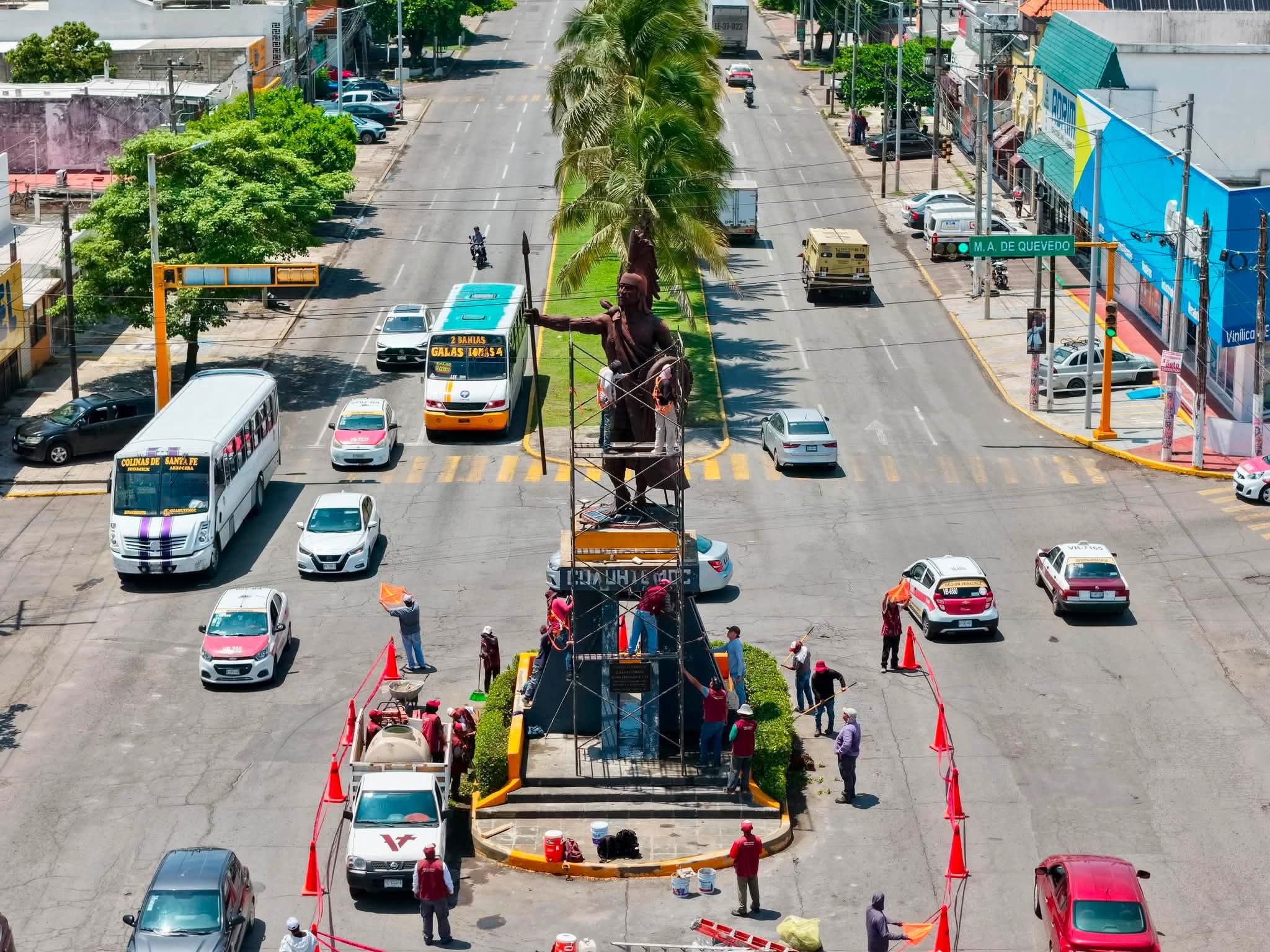 Rehabilitan la estatua de Cuauhtémoc de Veracruz puerto tras vandalismo registrado el martes pasado